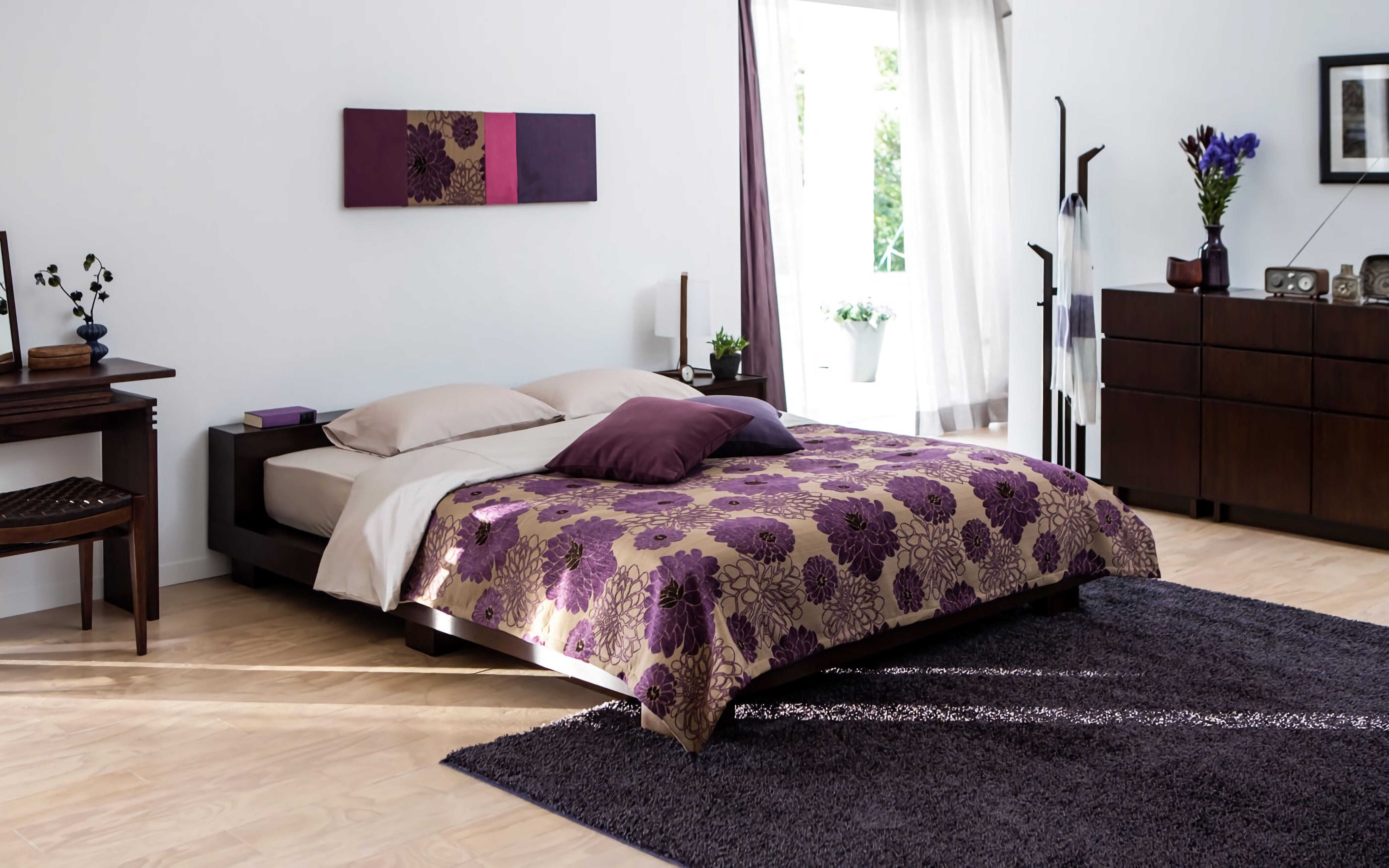 кровать с покрывалом в фиолетовом стиле
