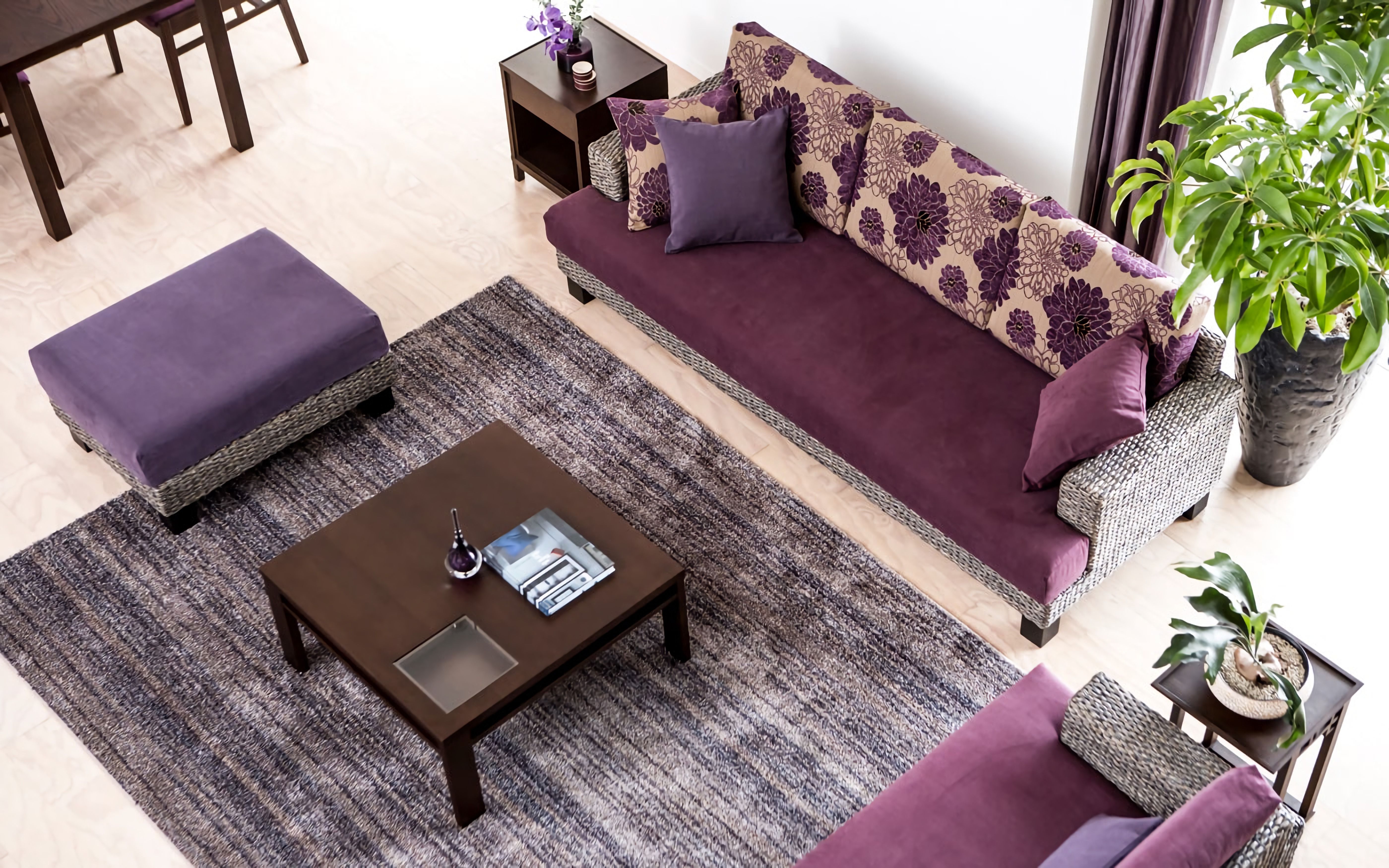 гостиная в фиолетово-цветочном стиле