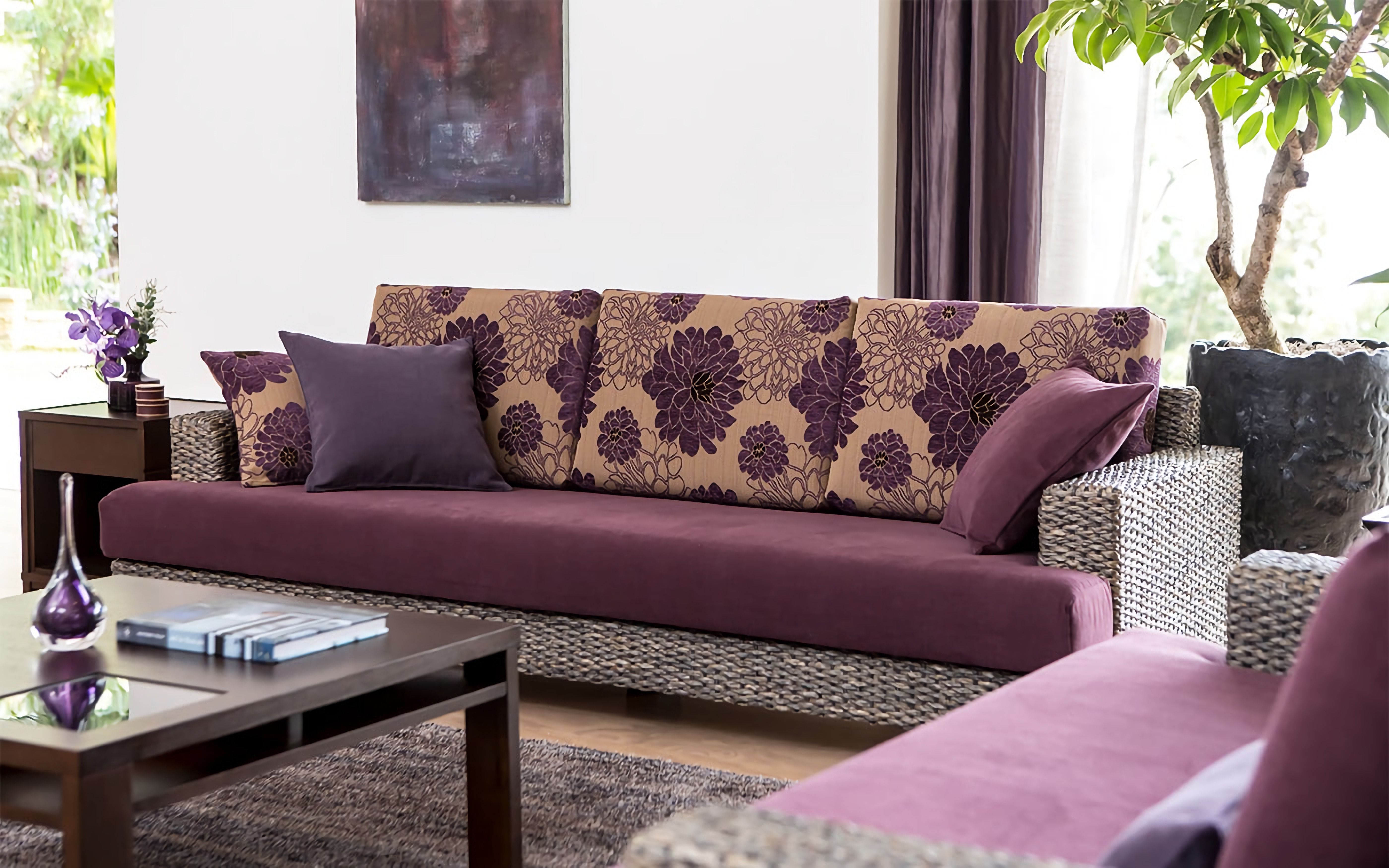 диван в фиолетовом стиле