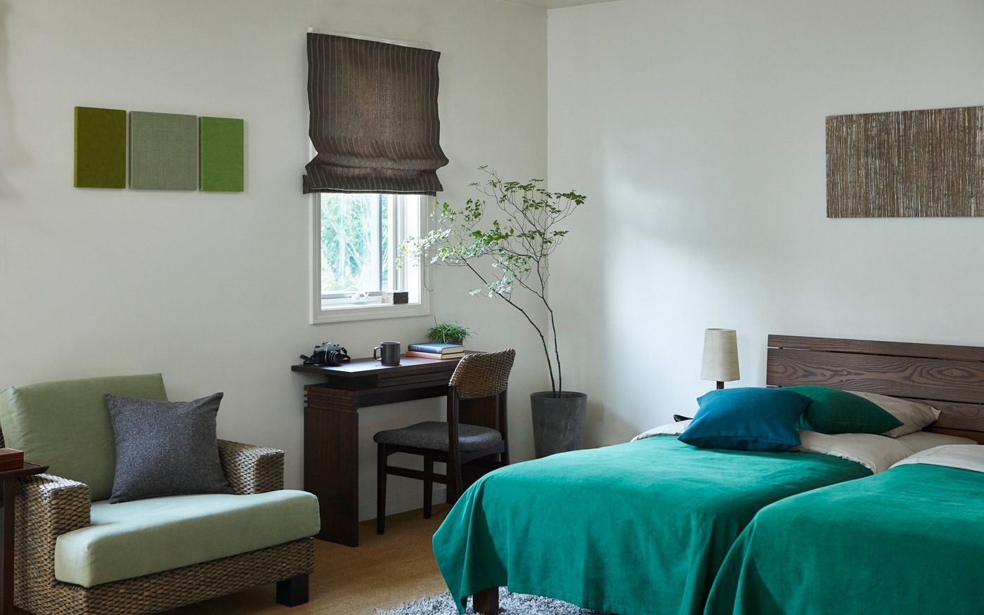 зеленая спальня с коричневыми занавесками