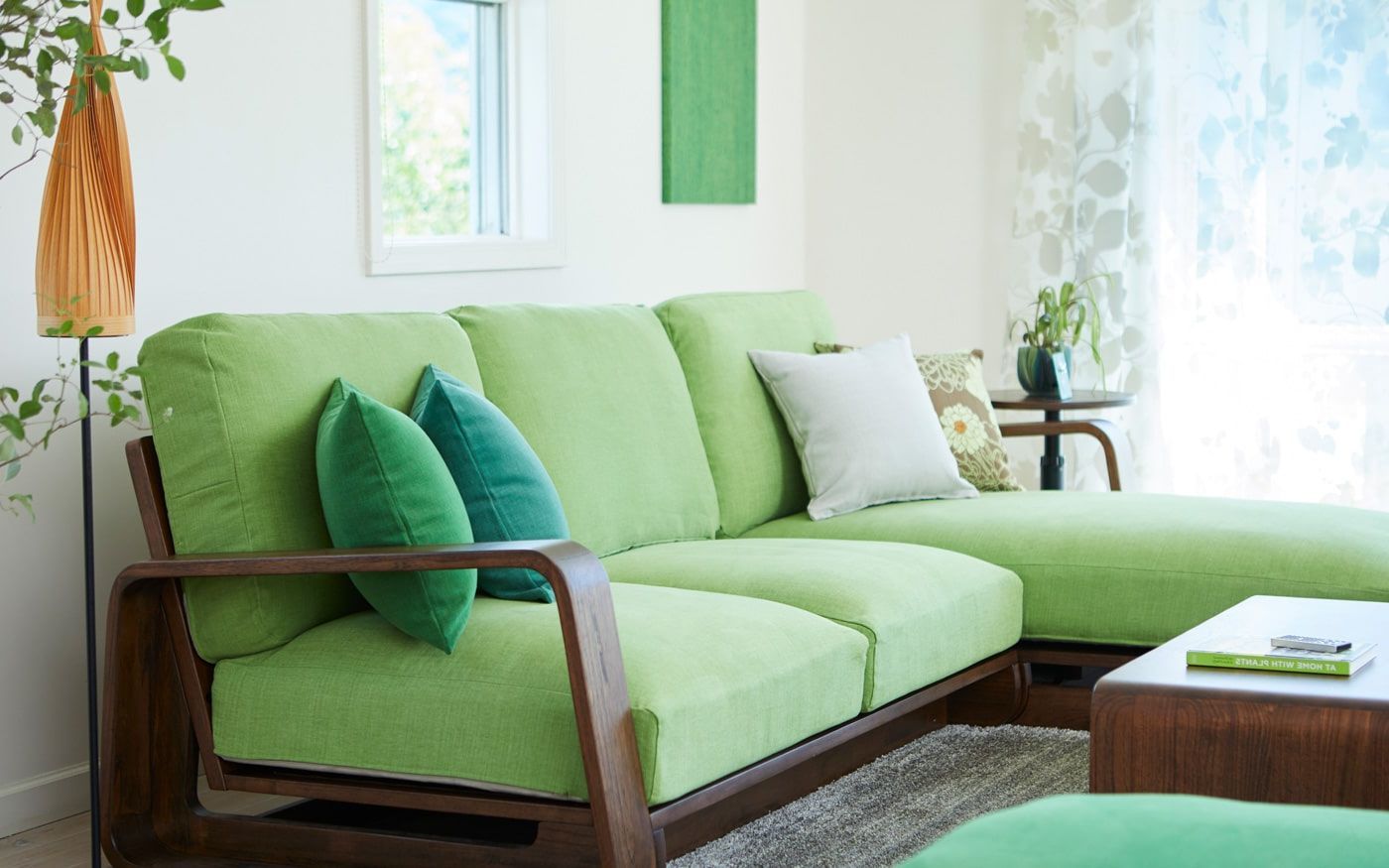 подушки с зелеными чехлами