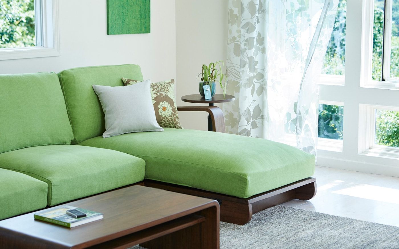 диван с зелеными чехлами