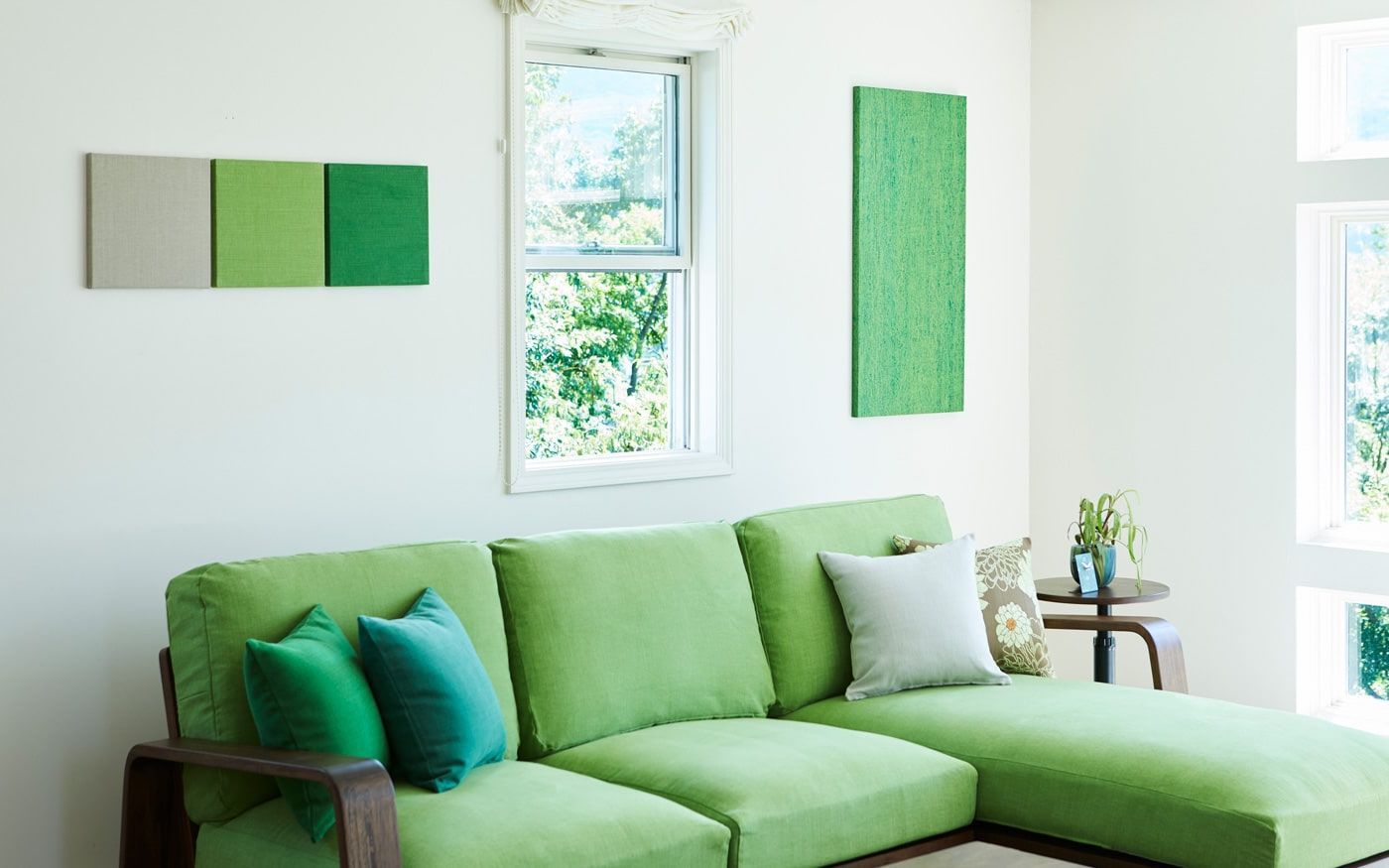 зеленые диваны с цветными подушками