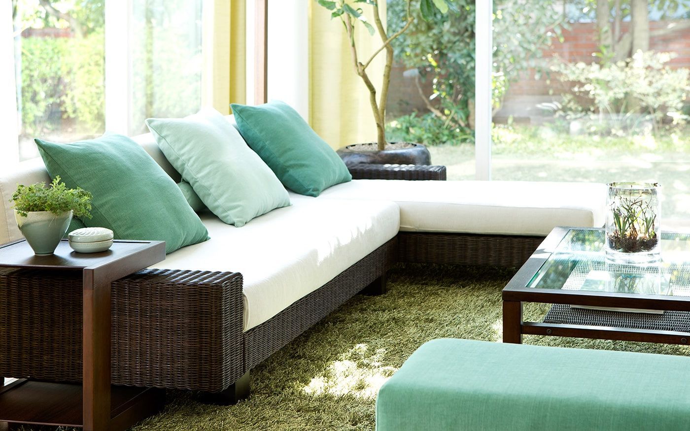 белый диван с зелеными подушками