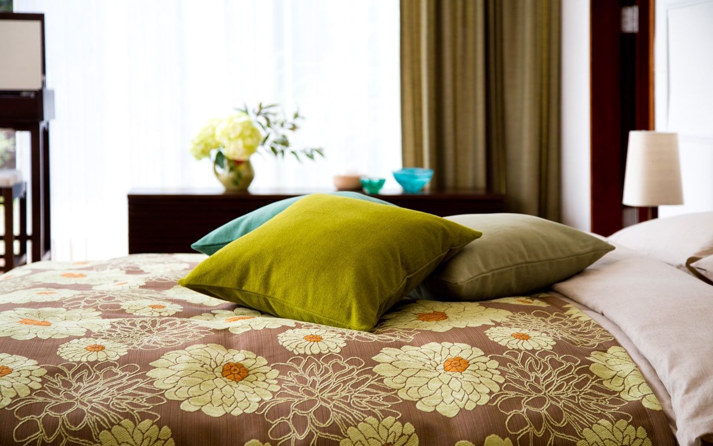 спальня с цветастым одеялом