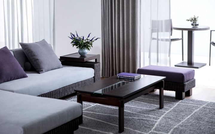 фиолетовый и серый в интерьере гостиной