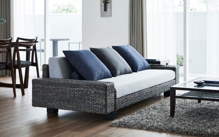 синие подушки на светлом диване