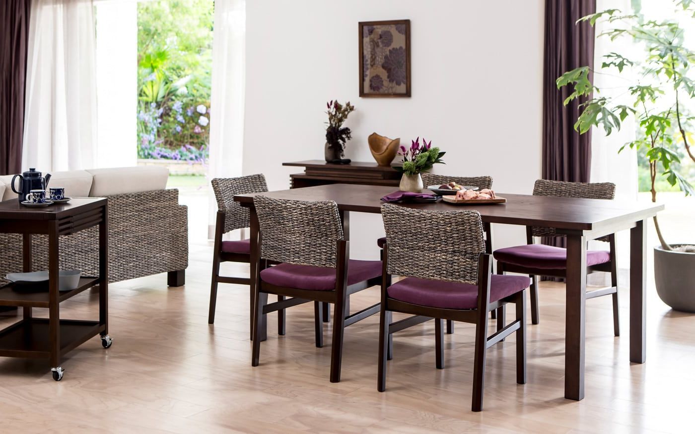 столовая со стульями с фиолетовыми накидушками