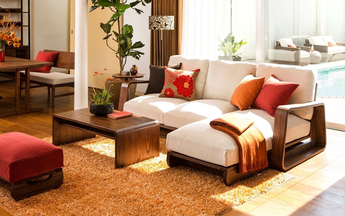 Белый диван с оранжевыми подушками
