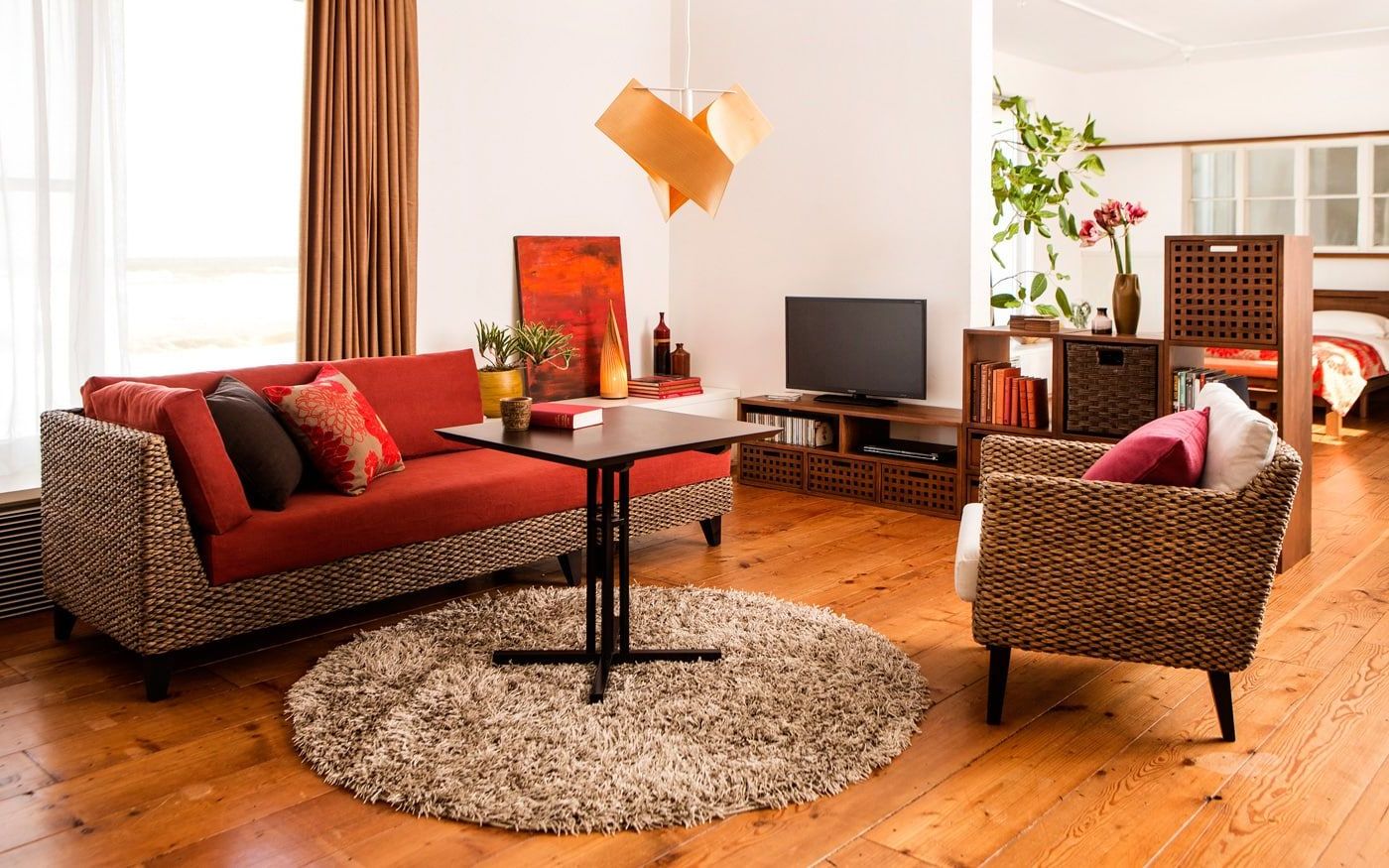 гостиная с красным диваном и цветными подушками