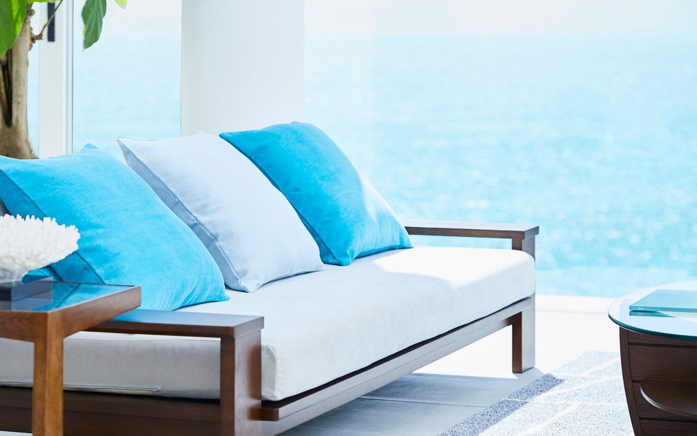 Белый диван и голубые подушки