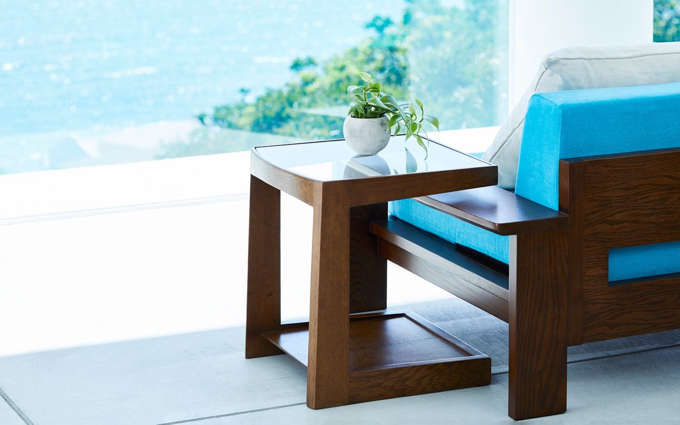 голубой диван с приставным столиком