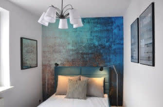 Светлая спальня Бирюсовая стена кровать картины