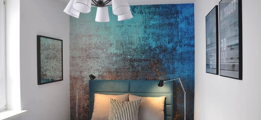 Светлая спальня Бирюсовая стена кровать картины