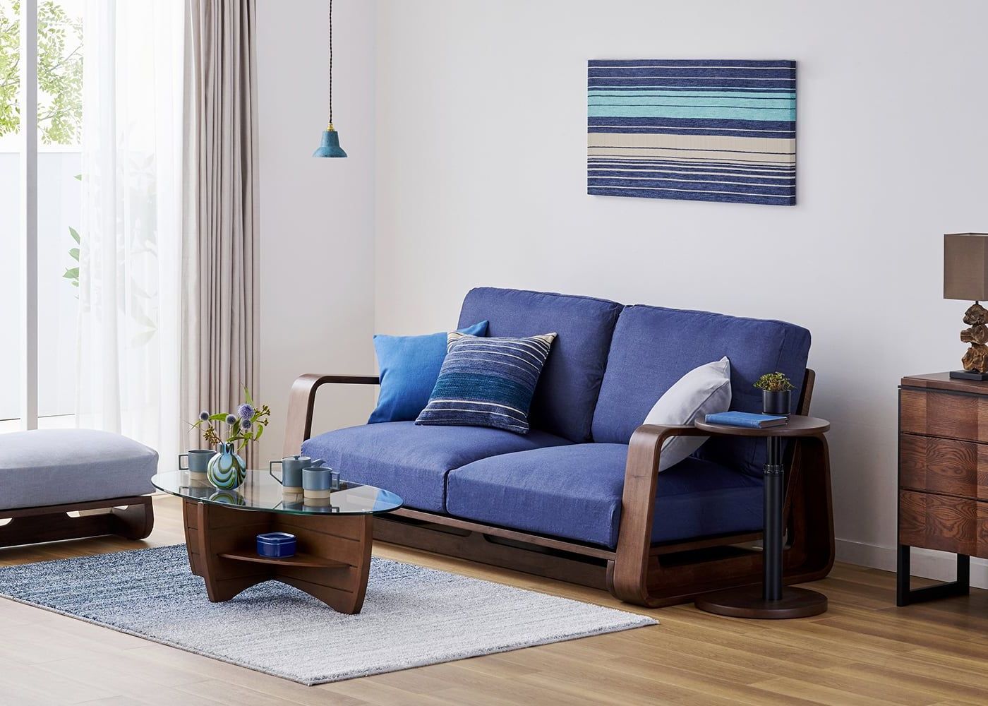 синий диван в гостиной