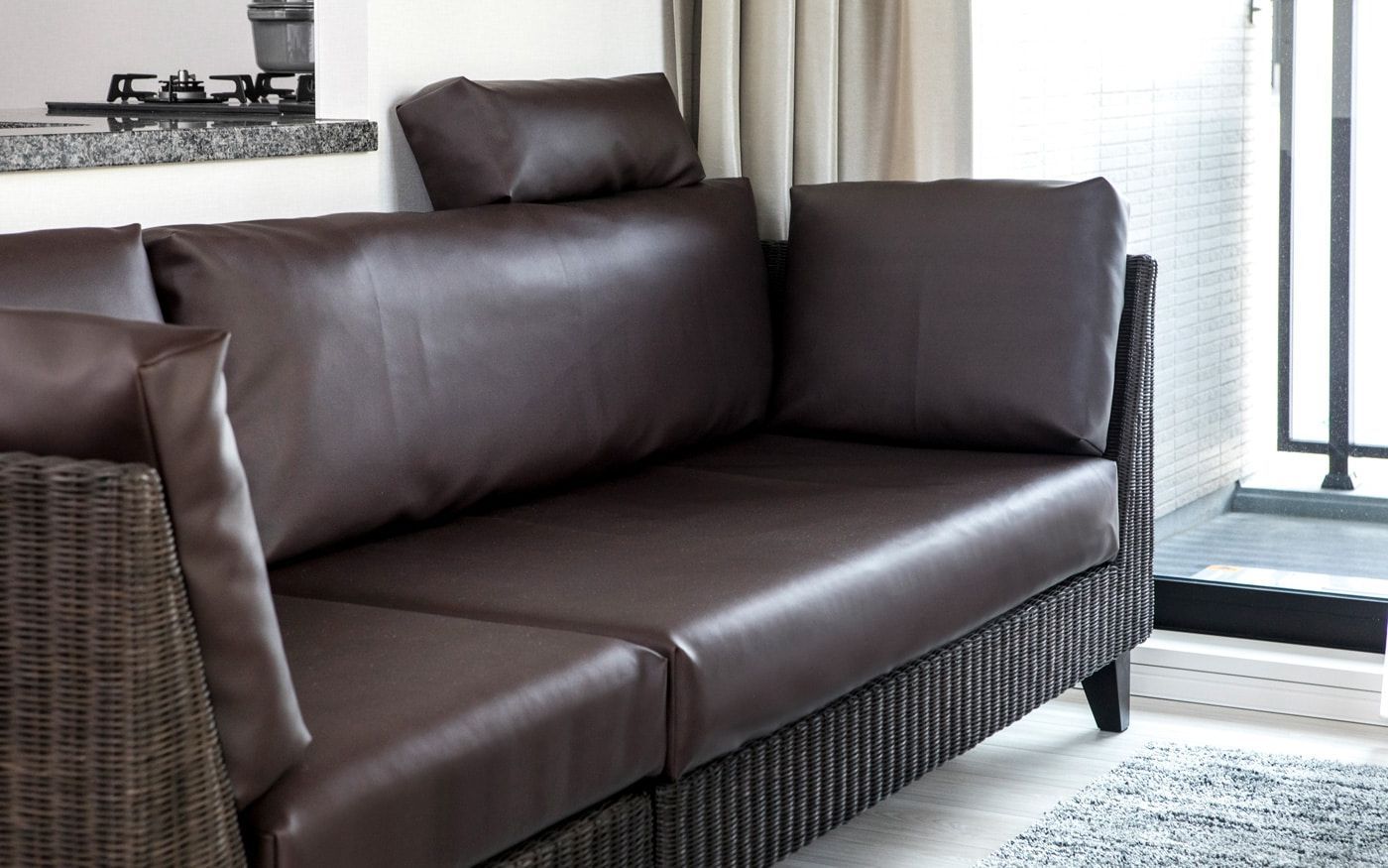 коричневый диван