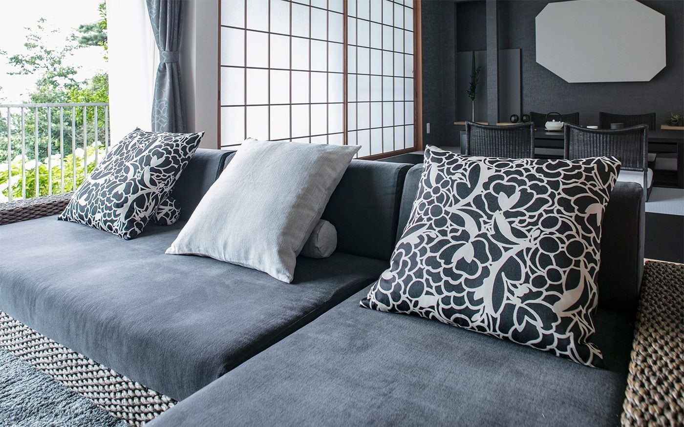 серый диван в гостиной