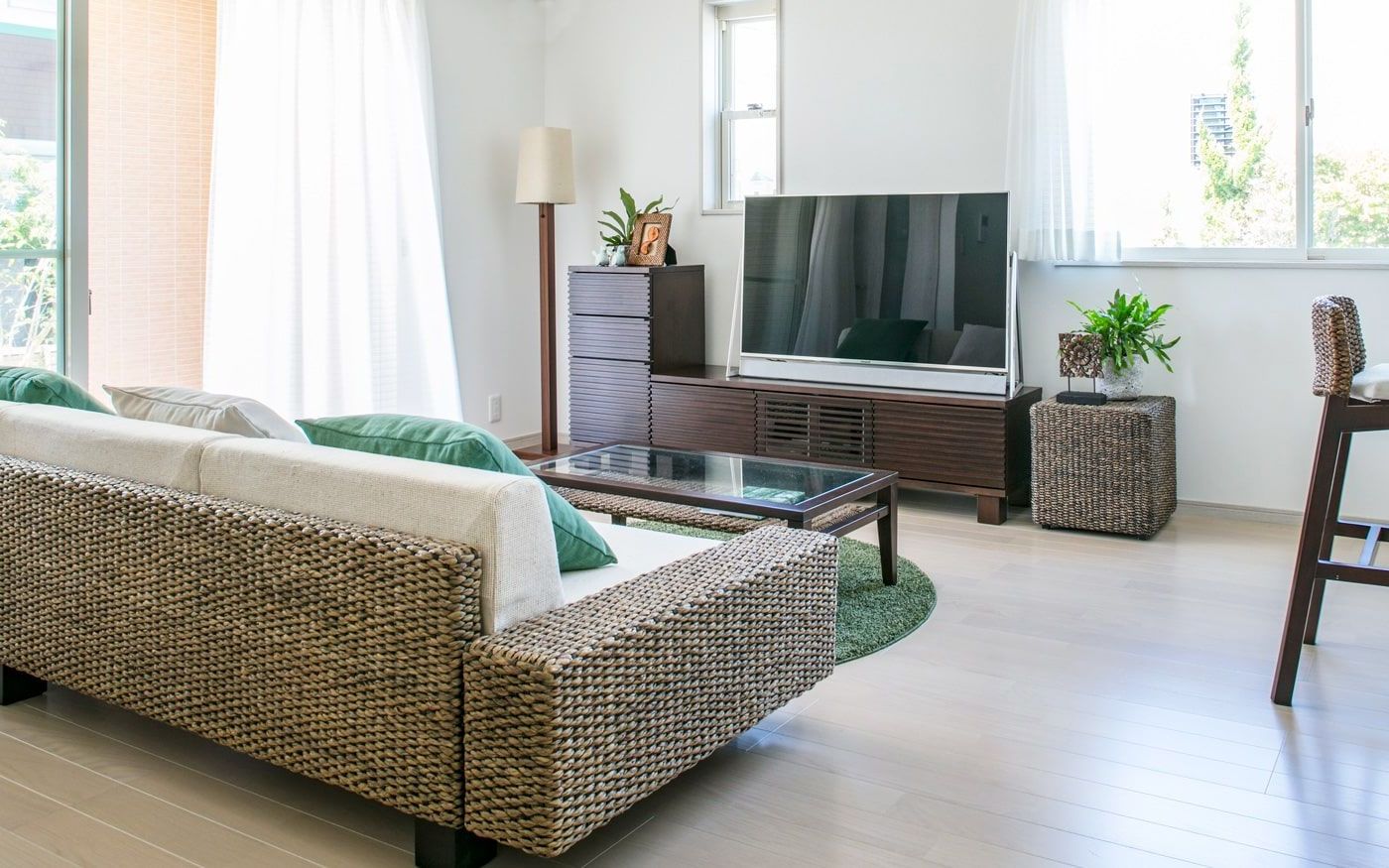 белый диван и зеленые подушки
