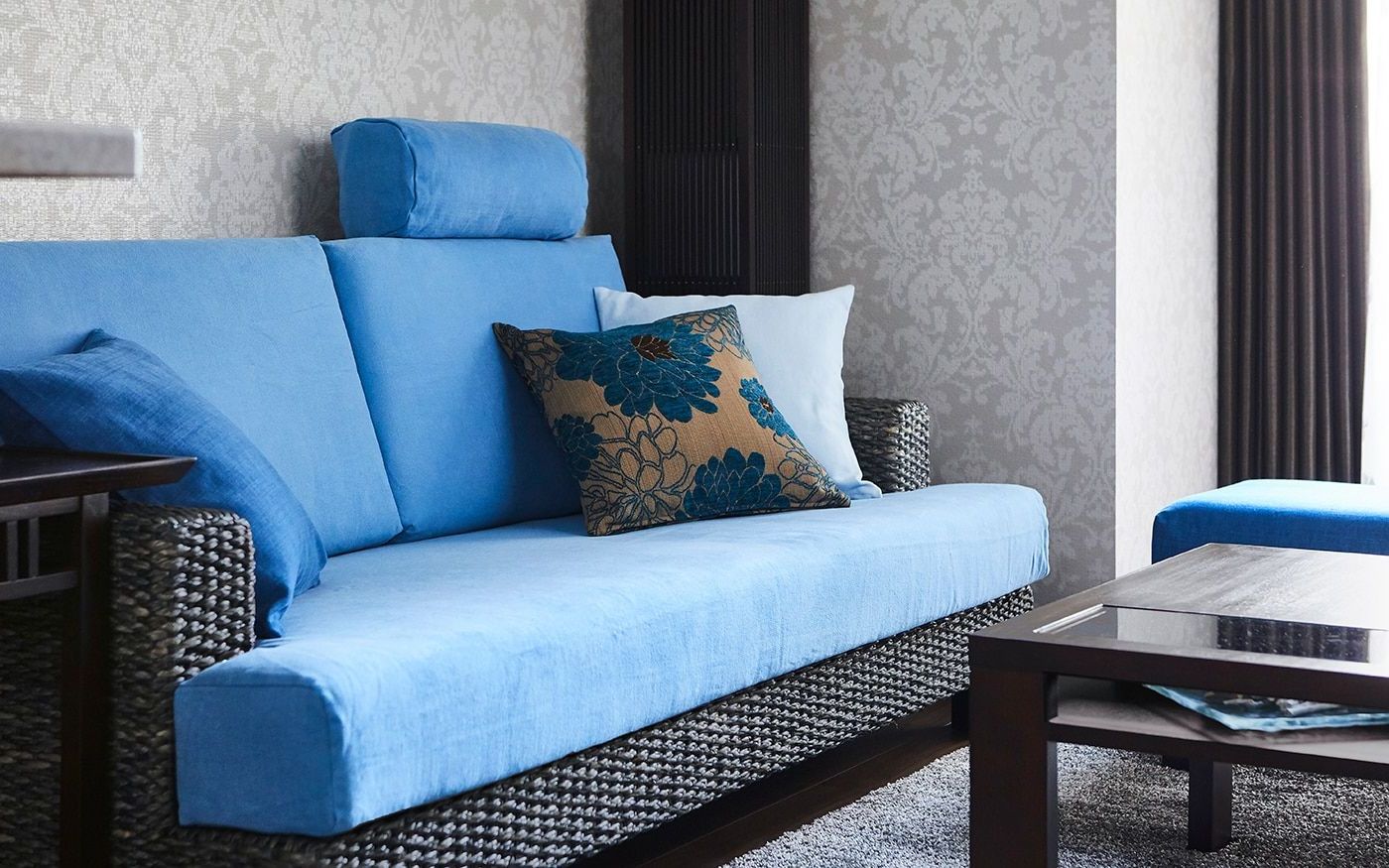 голубой диван и подушки с орнаментом