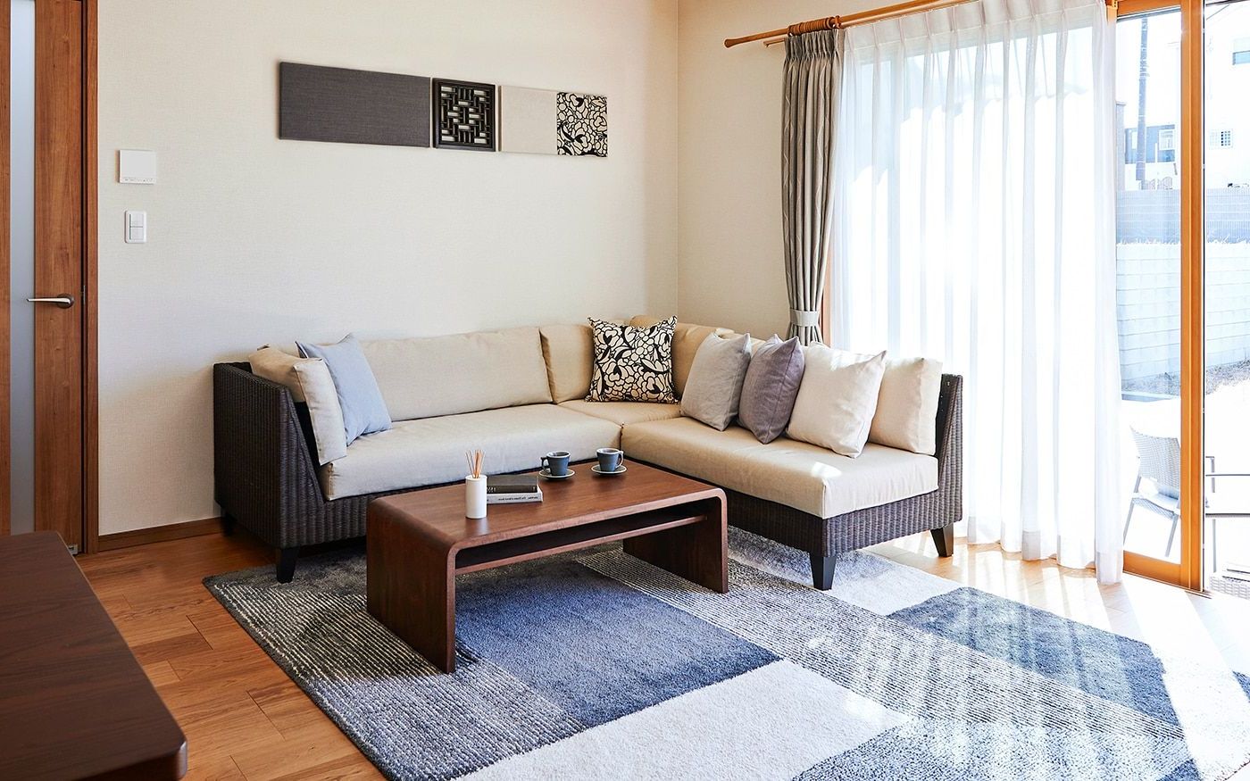 серо-бежевый диван в гостиной