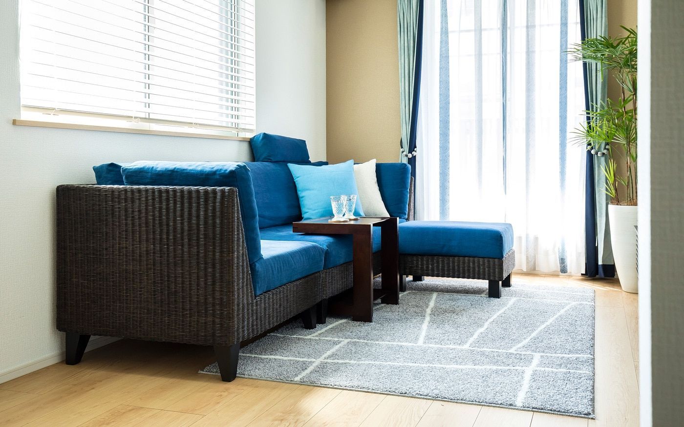 голубой диван в гостиной
