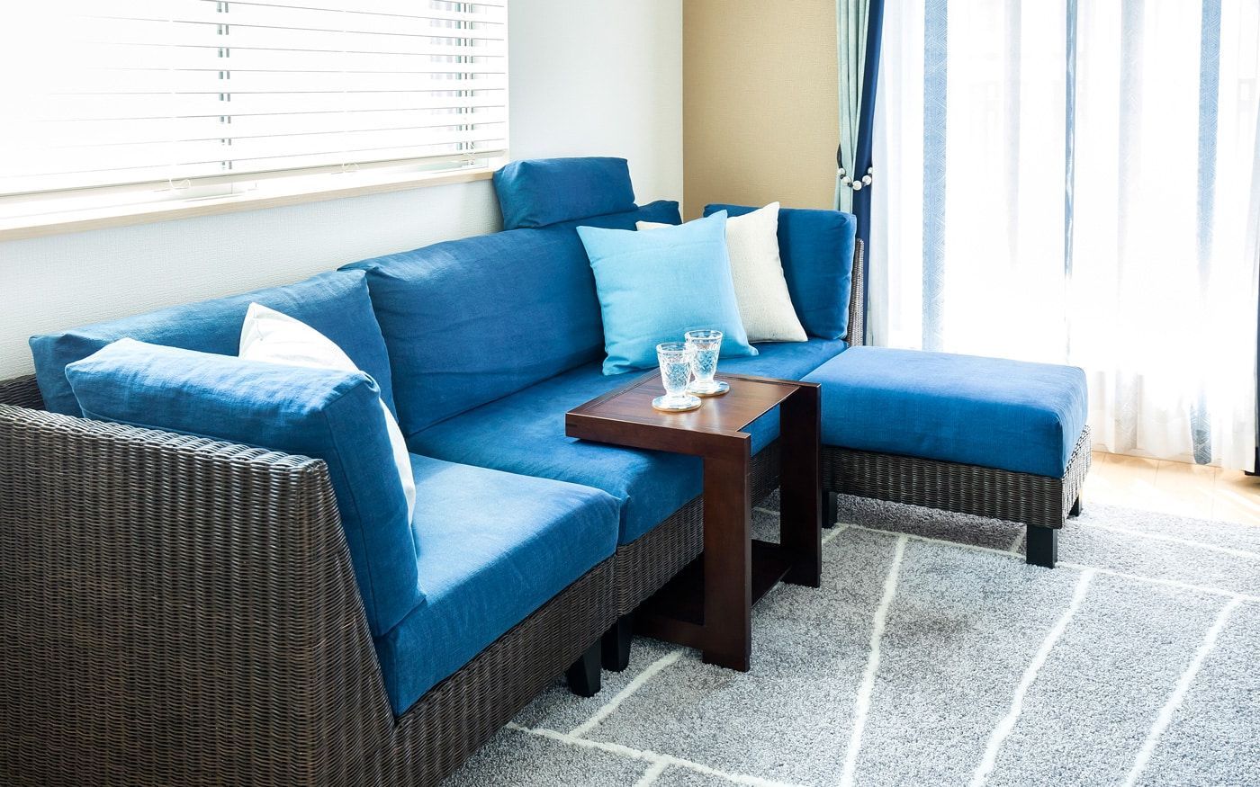голубой диван в гостиной