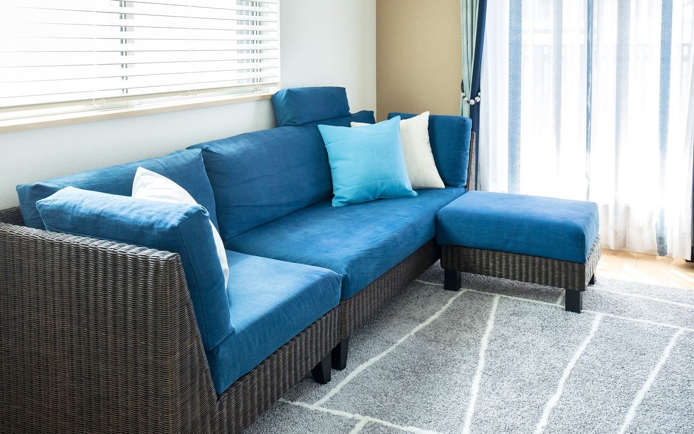 голубой диван и серый ковер