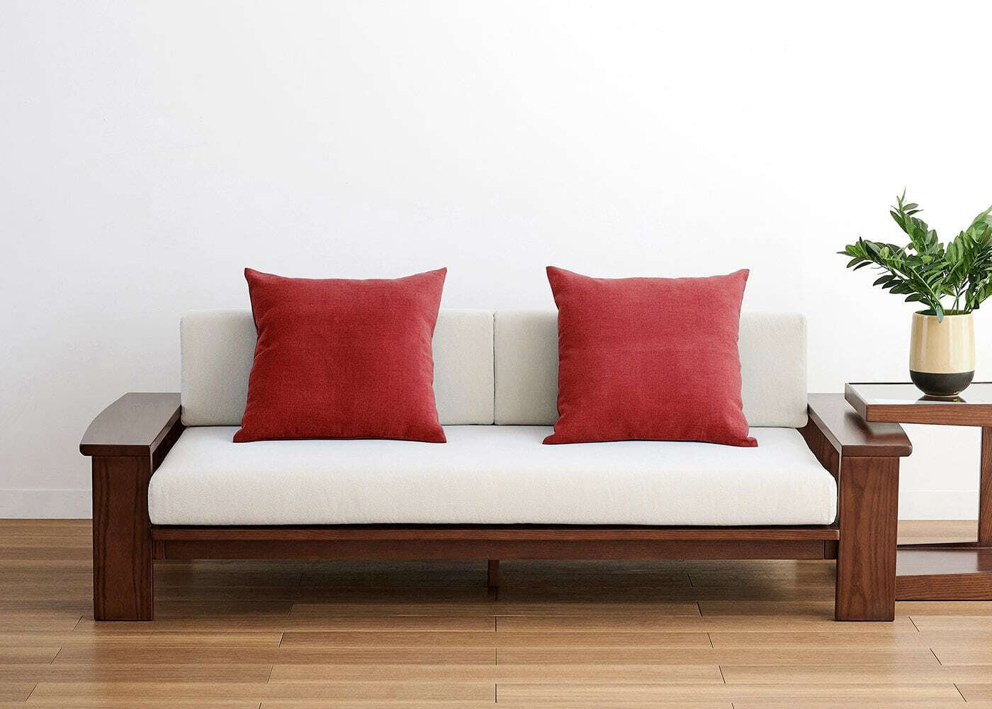белый диван красные подушки
