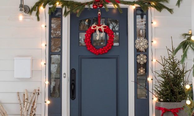 Рождественские украшения на двери