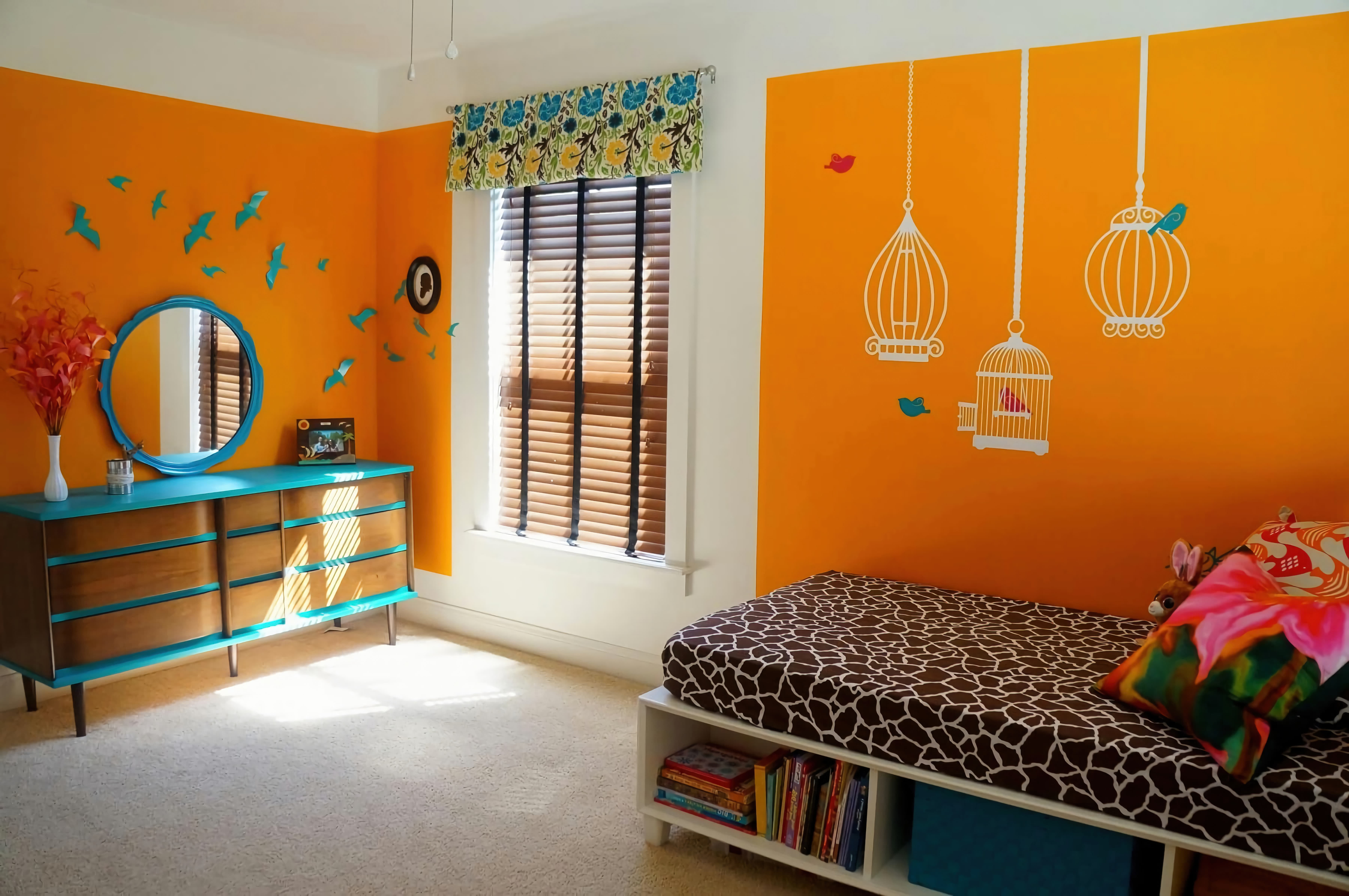 Детская комната. Оранжевые стены