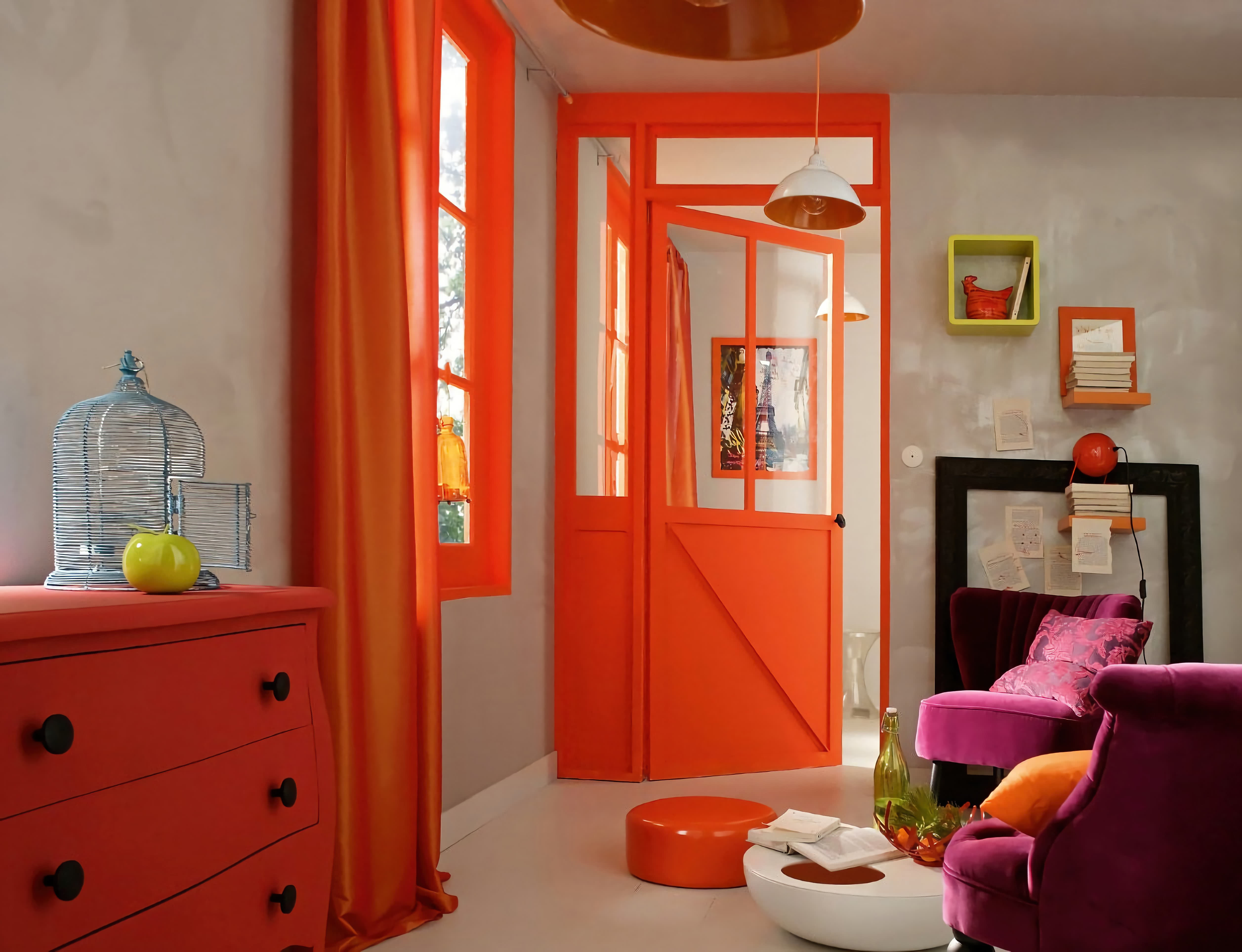 Гостиная. Оранжевые шторы, дверь, окно, шкафчик