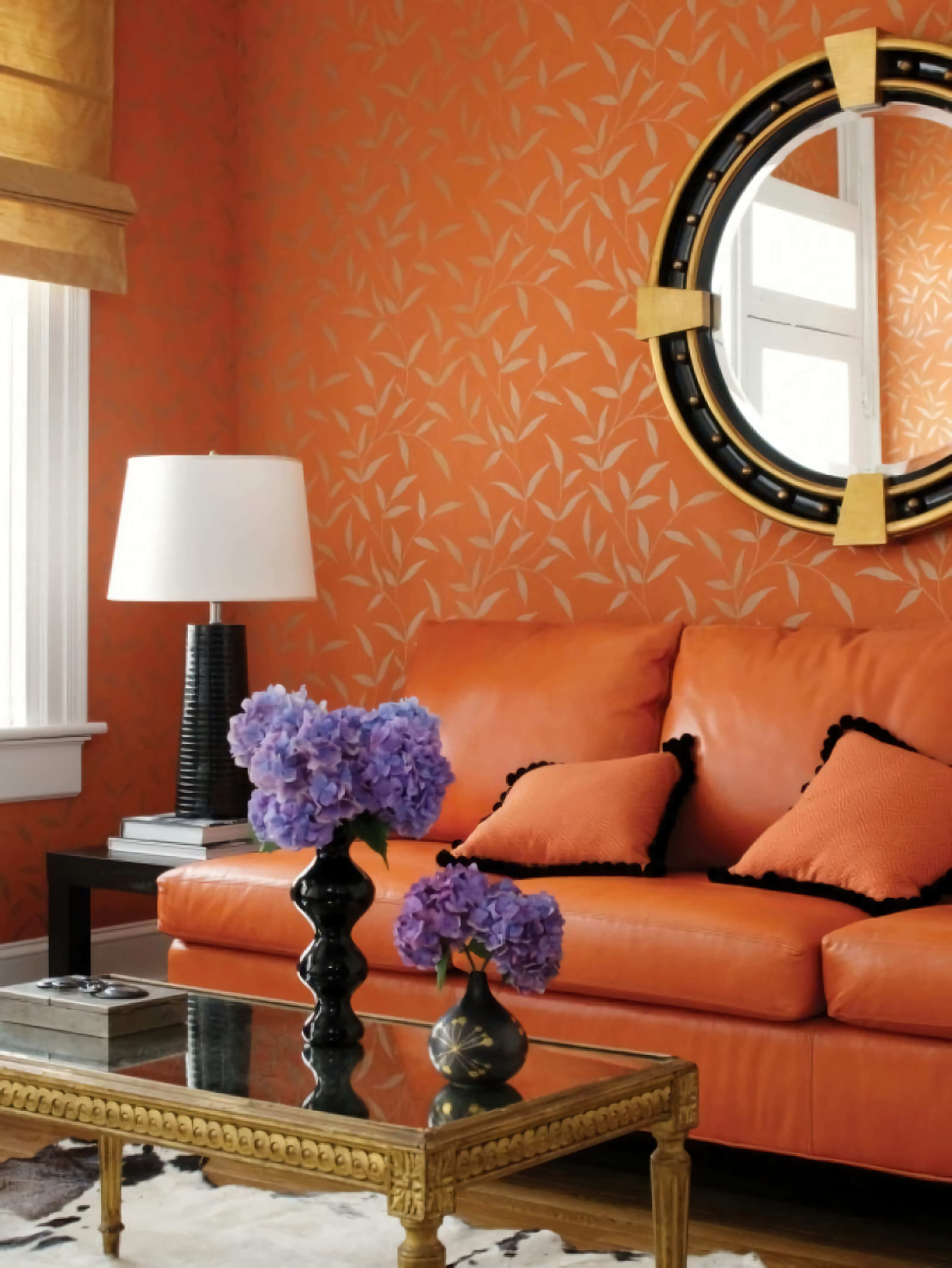 Гостиная. Оранжевые стены, диван, зеркало