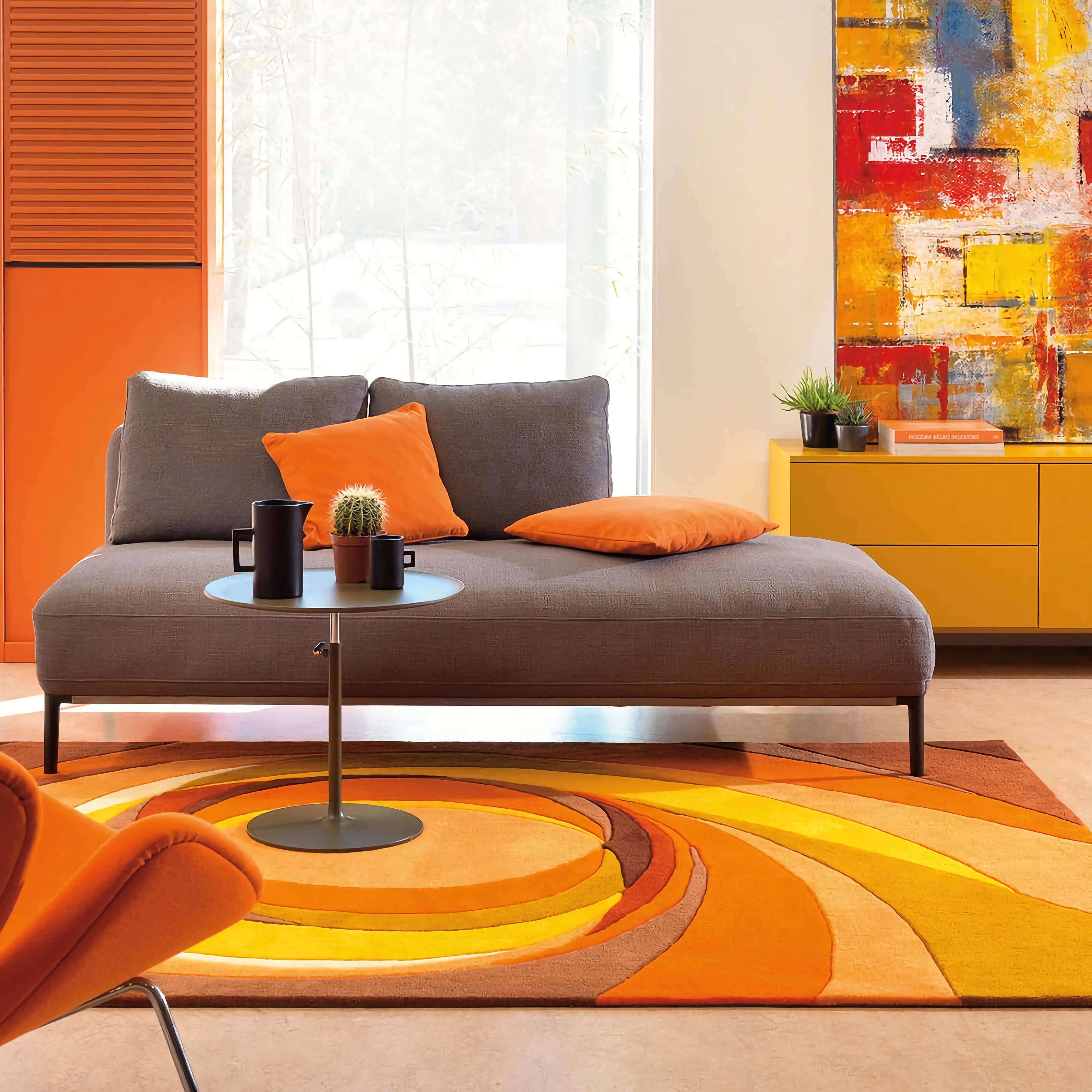 Гостиная. Оранжевые стены, подушки, коврик, мебель