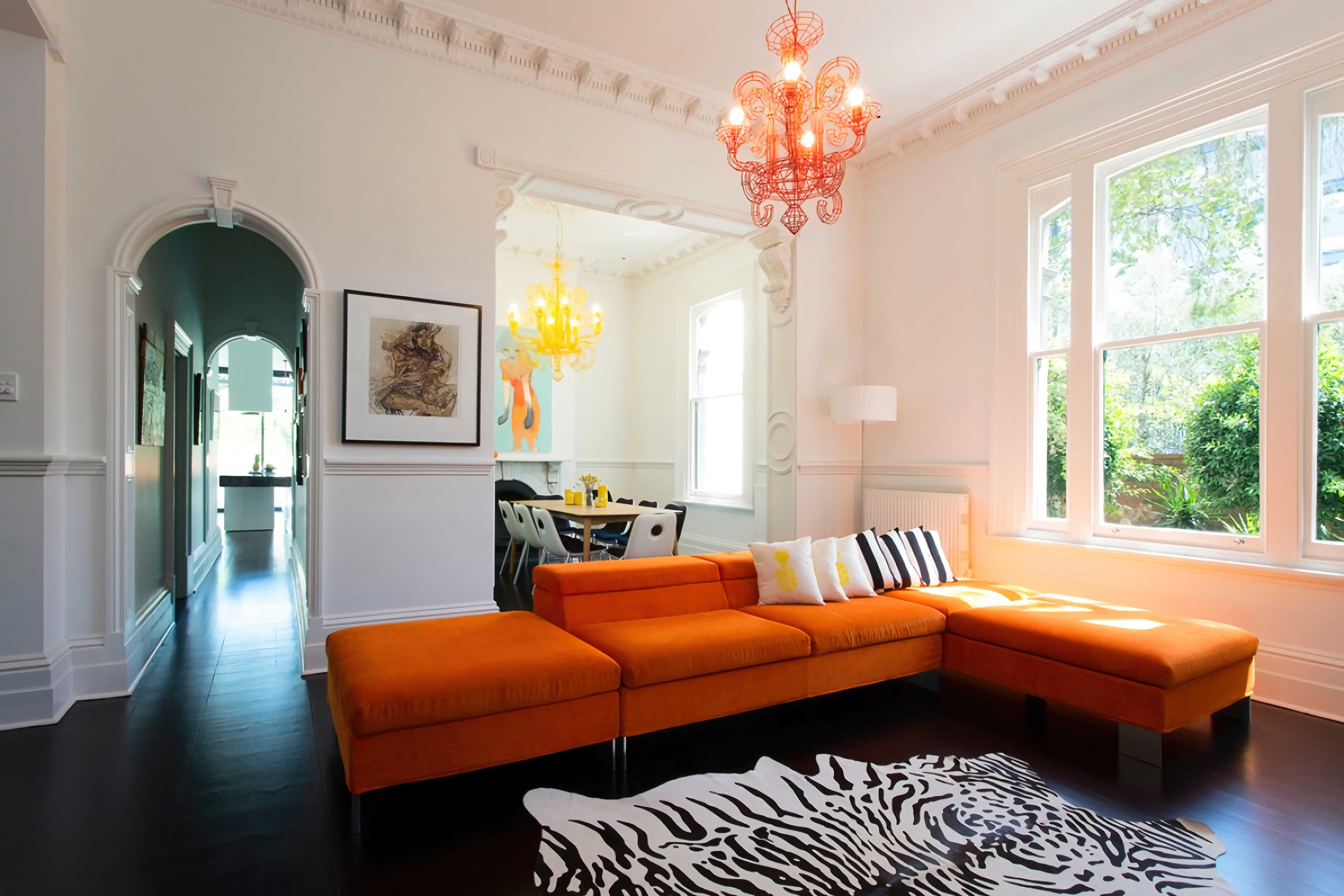 гостиная с оранжевым диваном