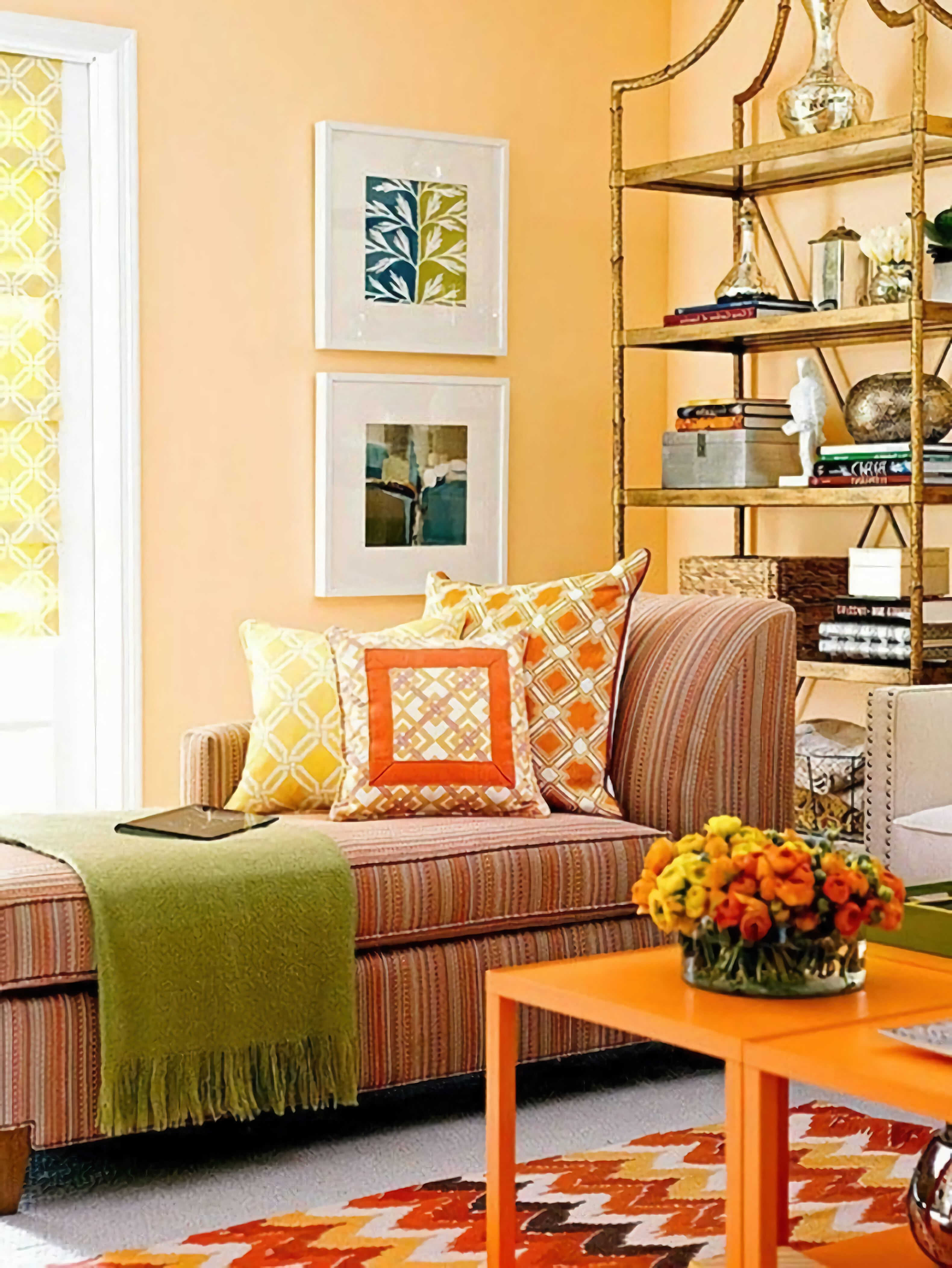 Гостиная. Оранжевый столик, подушки, стены, коврик
