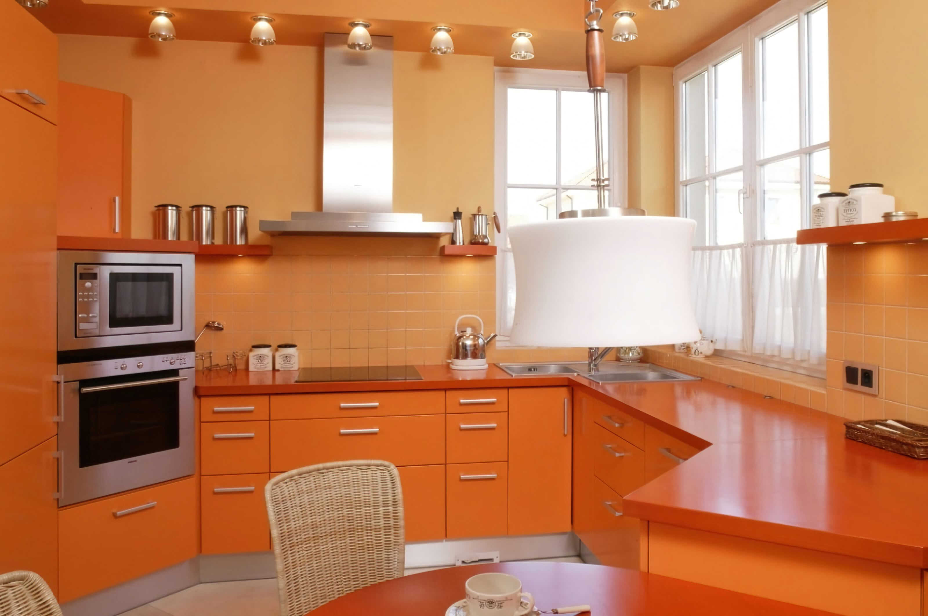 Кухня. Оранжевые стены, мебель, потолок, кухонный гарнитур
