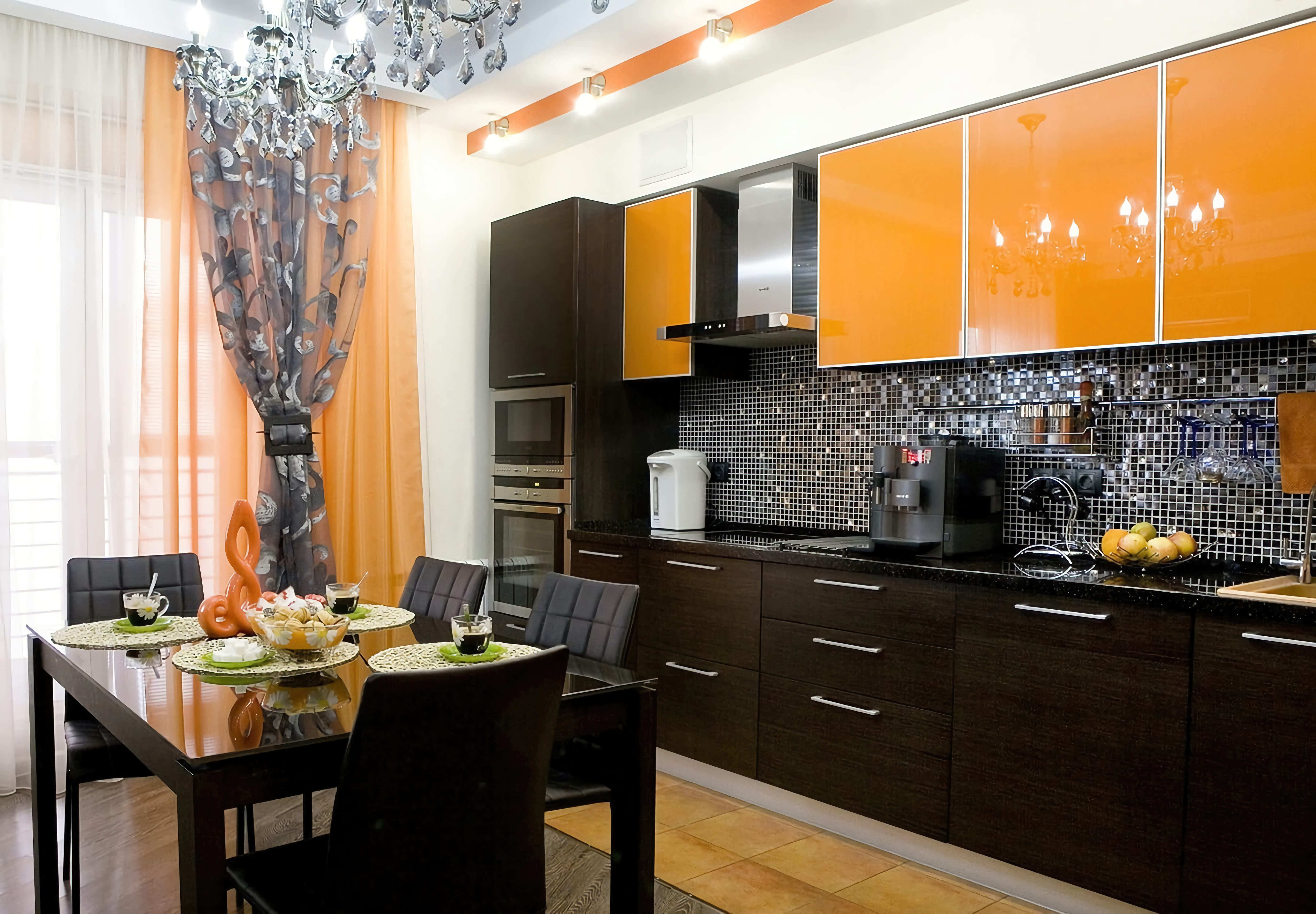 Шторы кухня черный. Интерьер кухни. Оранжевая кухня. Кухни оранжевого цвета. Оранжевый цвет в интерьере кухни.