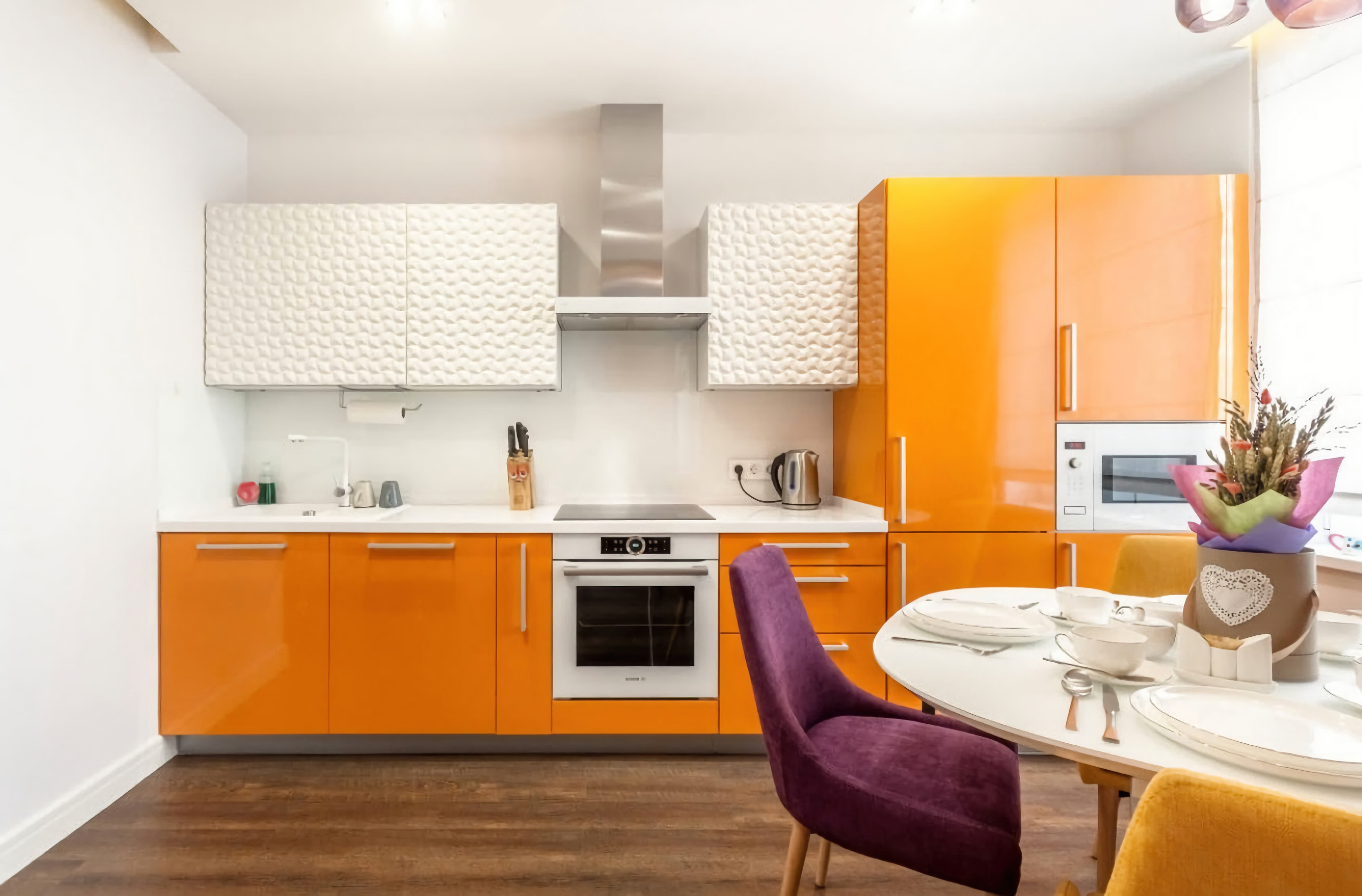 Кухня. Оранжевый кухонный гарнитур, кресла