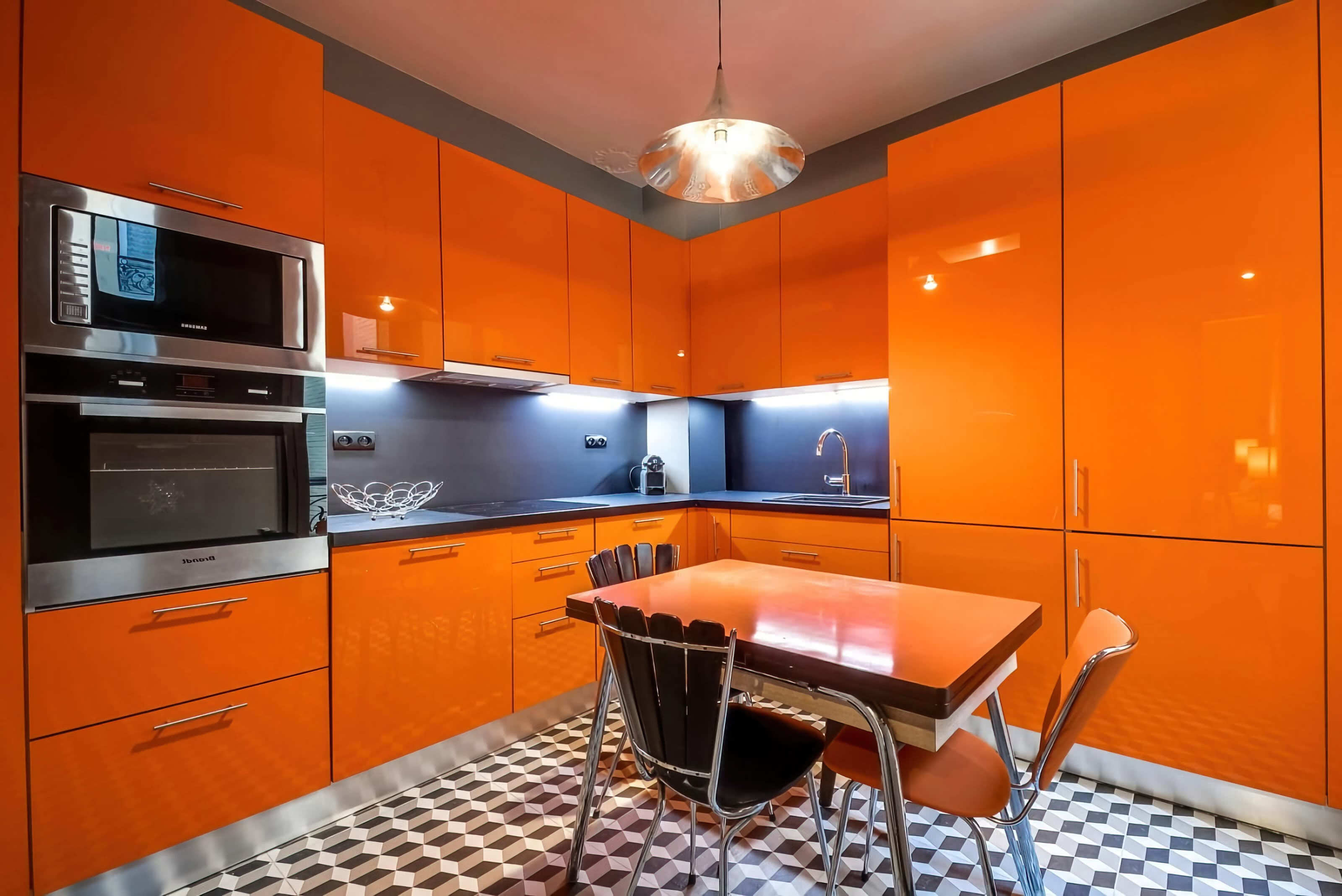 Кухня. Оранжевый гарнитур, стол, кресла, шкаф