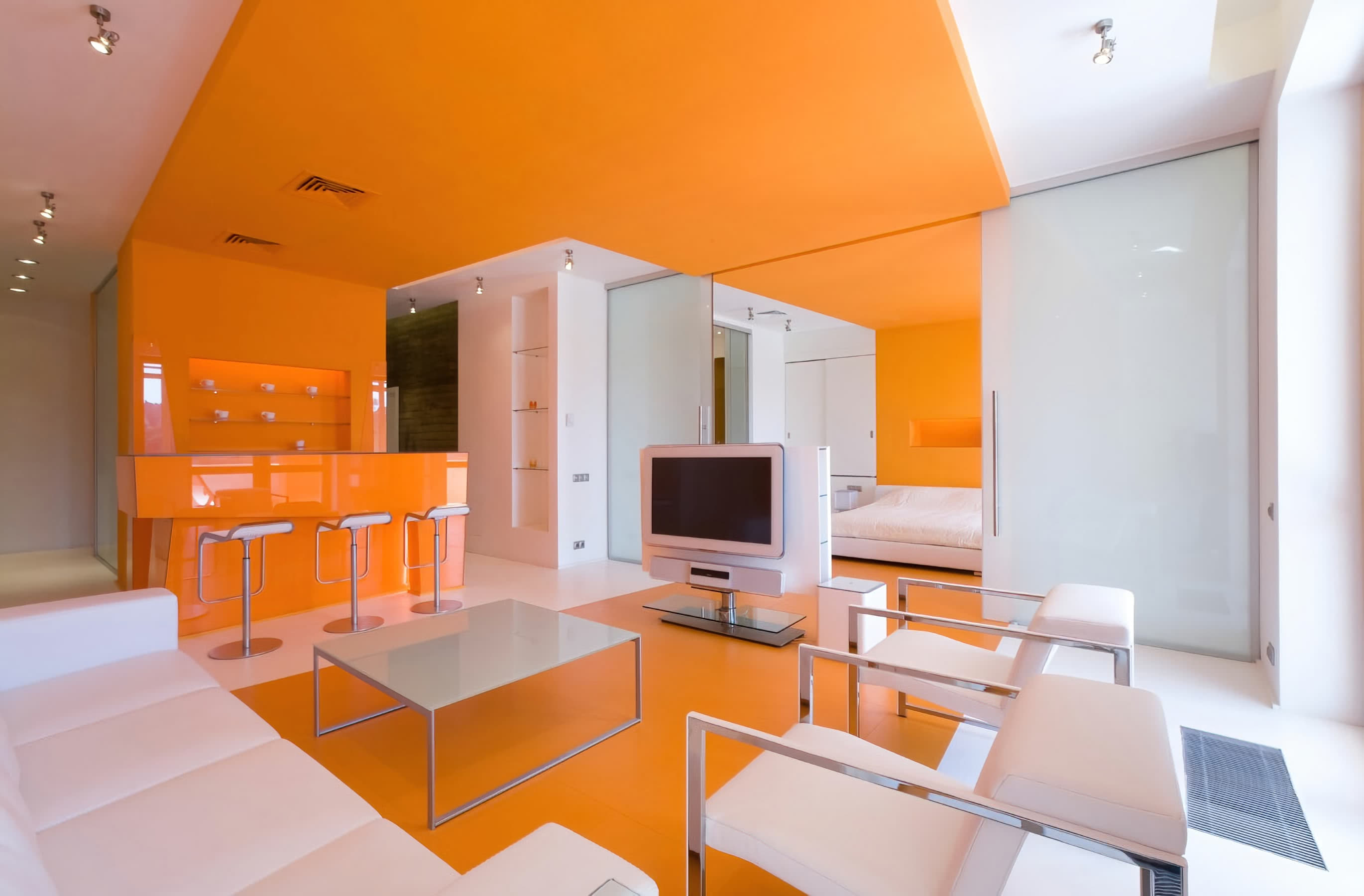 Кухня. Оранжевый потолок, пол, мебель