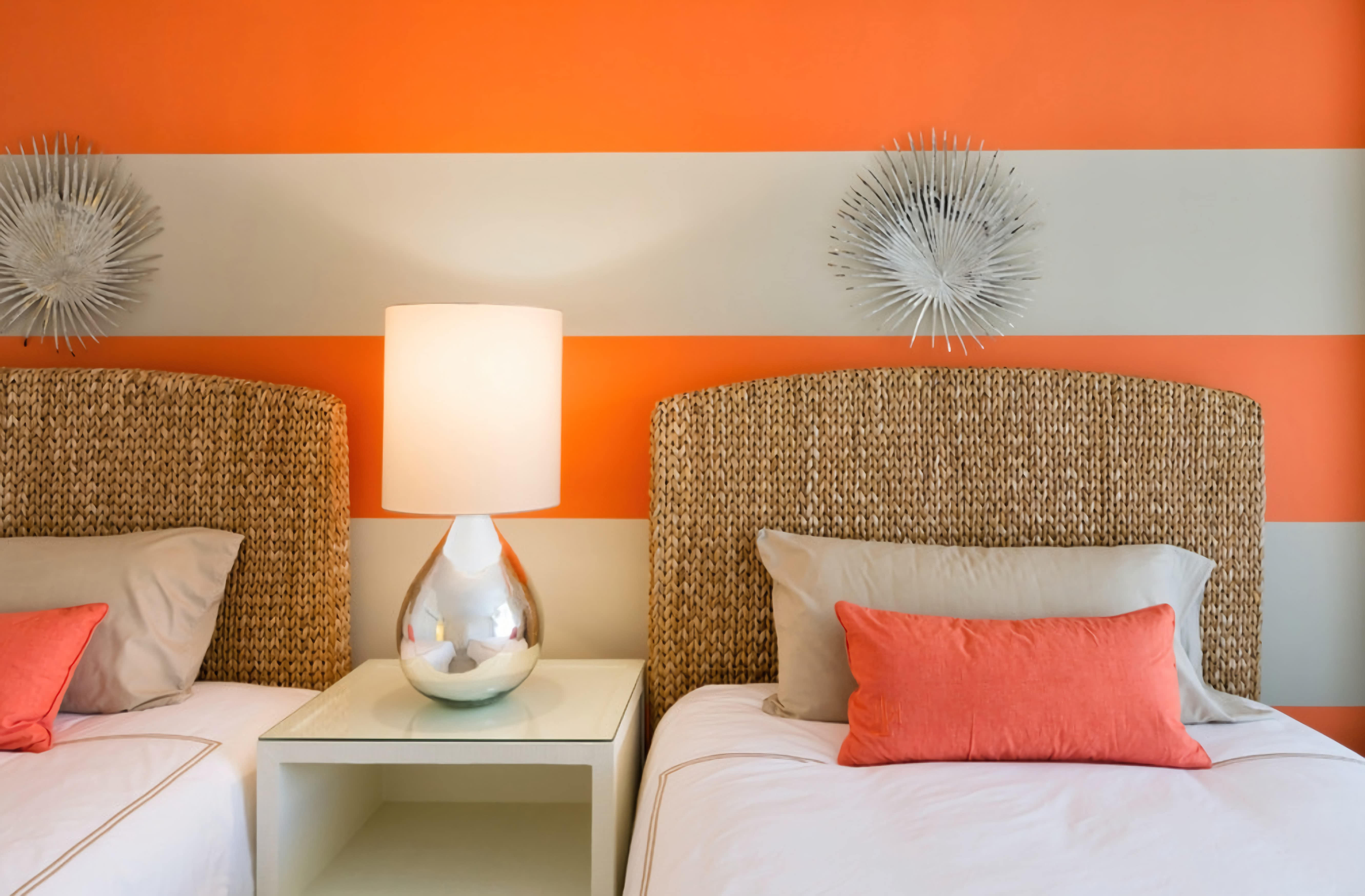 Спальня. Оранжево-белые стены, подушки
