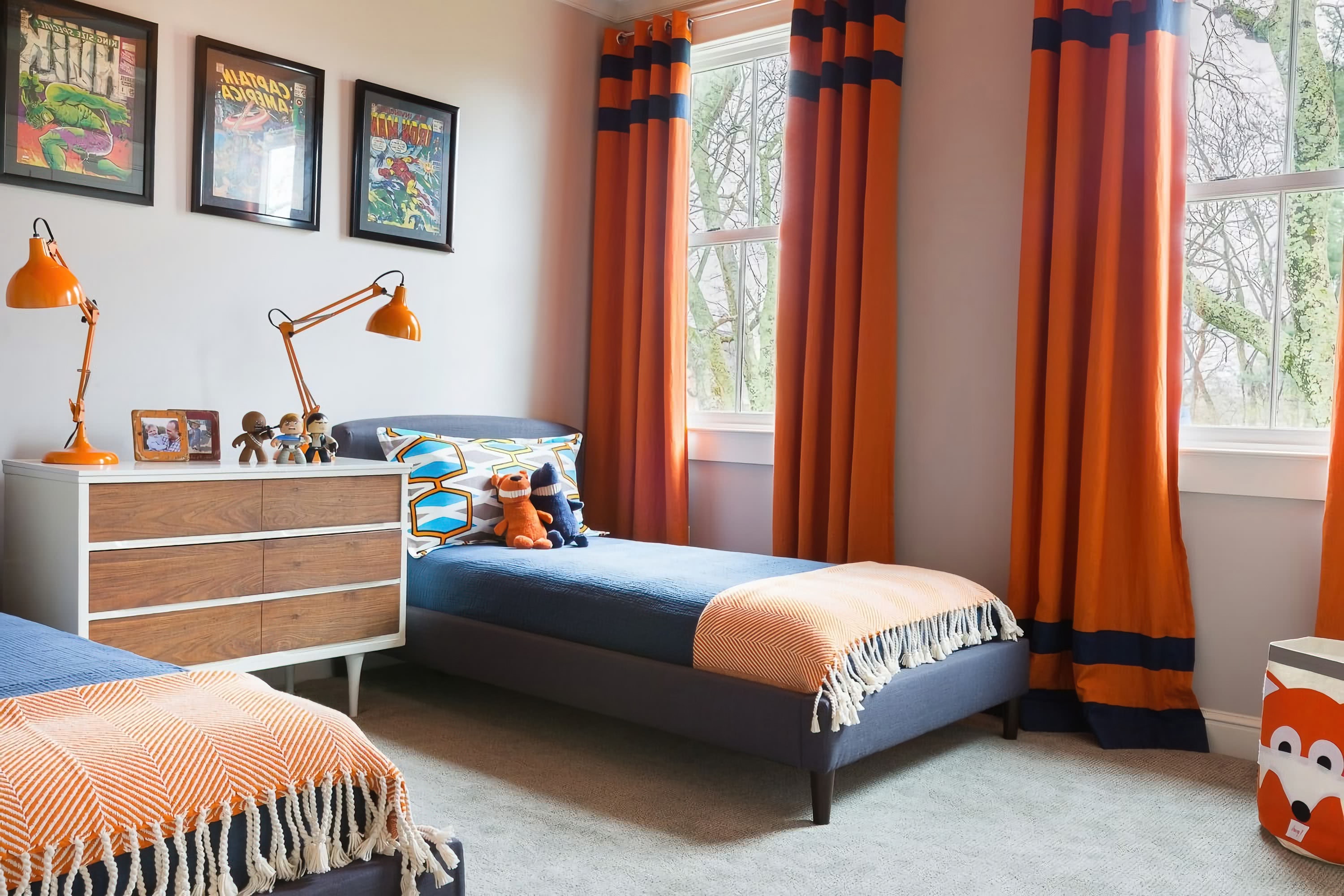 Спальня. Оранжевые шторы. Серый пол. Светлые стены
