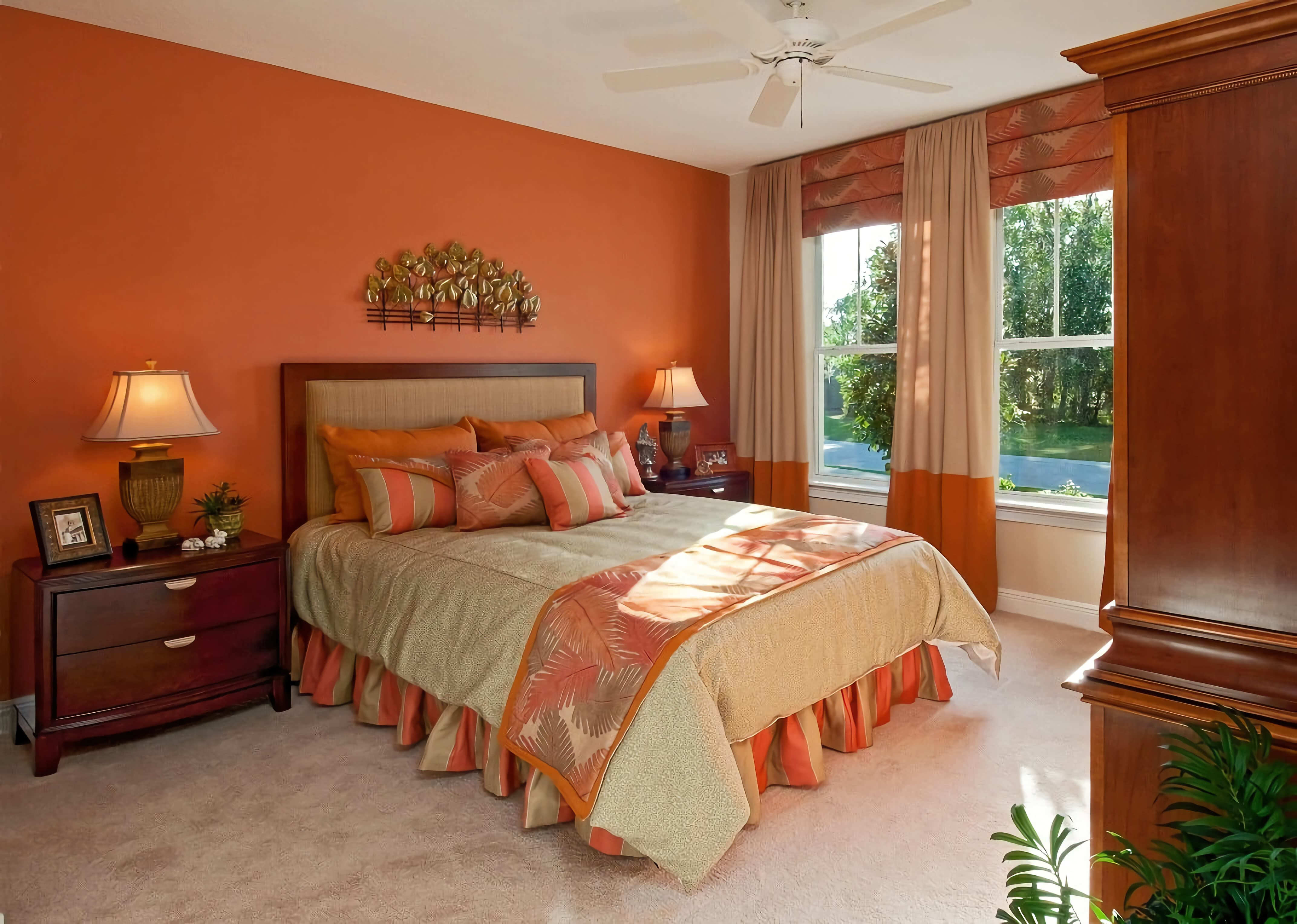 Спальня. Оранжевые стены, мебель, низ штор