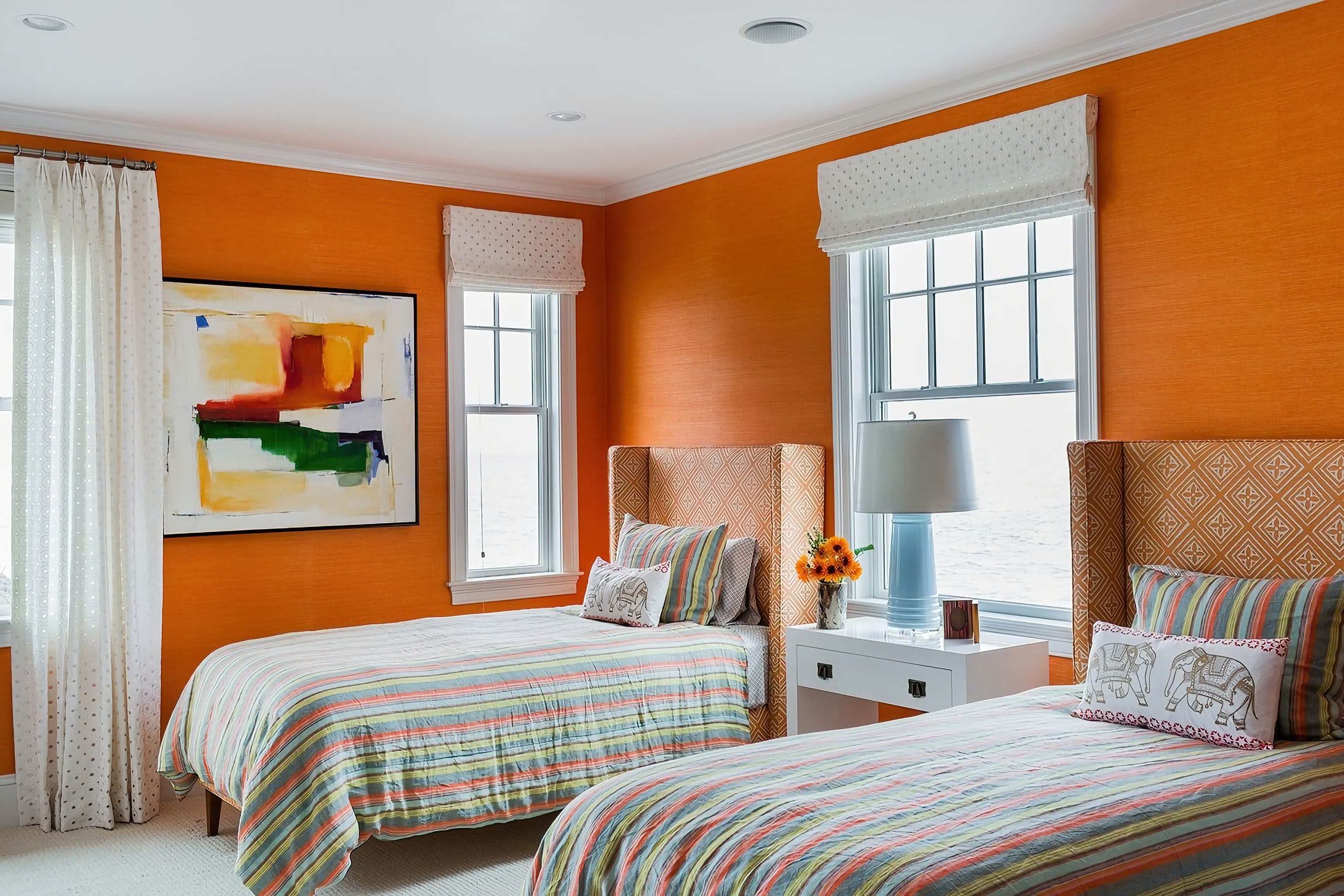Комната с оранжевыми обоями