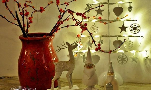 новогоднее украшение в красной вазе