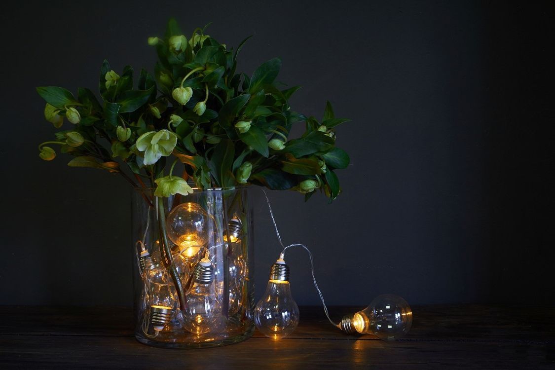 новогоднее украшение в вазе с лампами