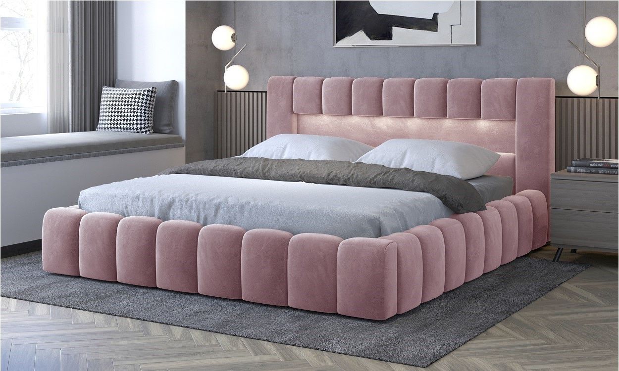 Мягкая кровать в розовом цвете
