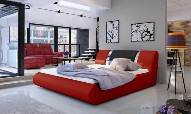 мягкая кровать в красном цвете
