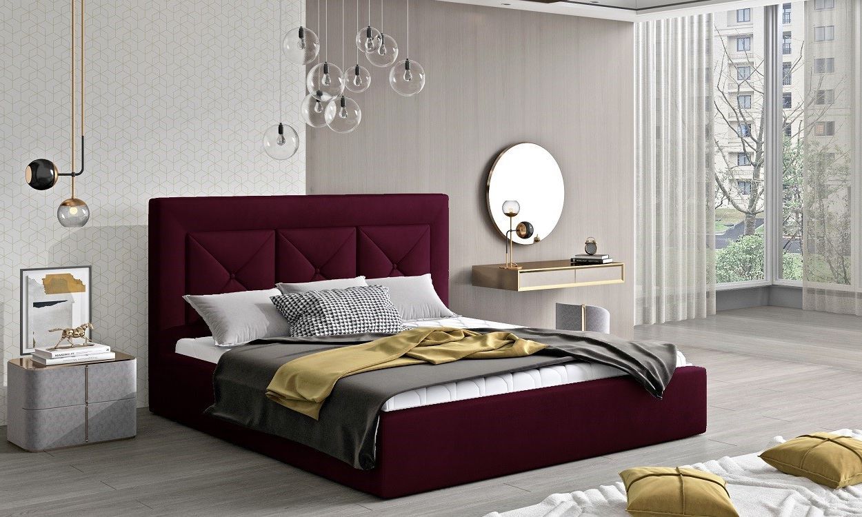 мягкая кровать в бордовом цвете
