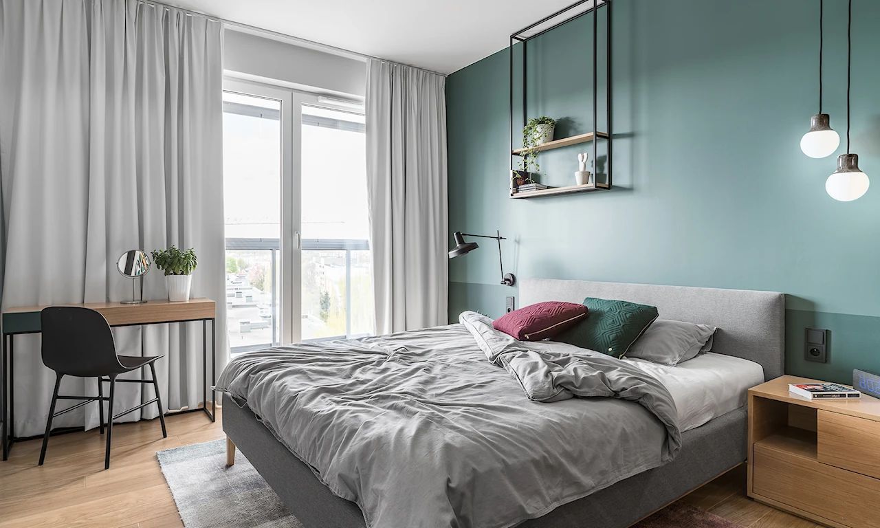 Зеленая спальня с серым